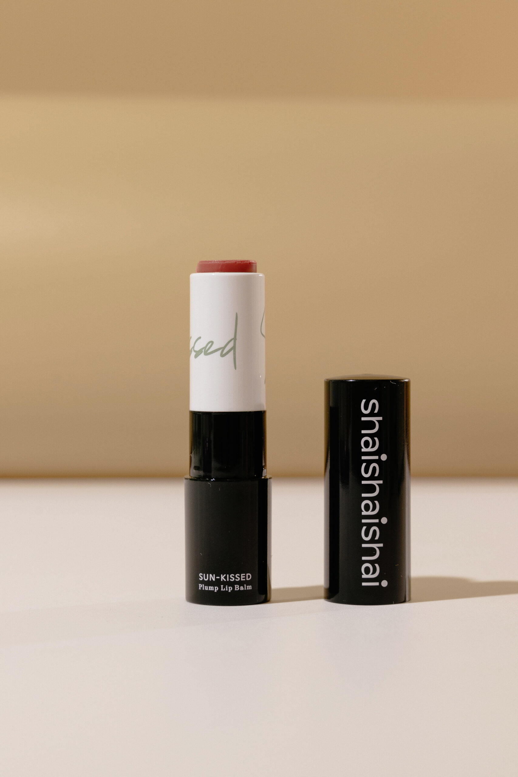 Бальзам для губ "Розовое сияние" SHAISHAISHAI Sun Kissed Plumping Lip Balm 4g (09) ROSY GLOW
Бальзам для губ "Розовое сияние" SHAISHAISHAI Sun Kissed Plumping Lip Balm 4g (09) ROSY GLOW
