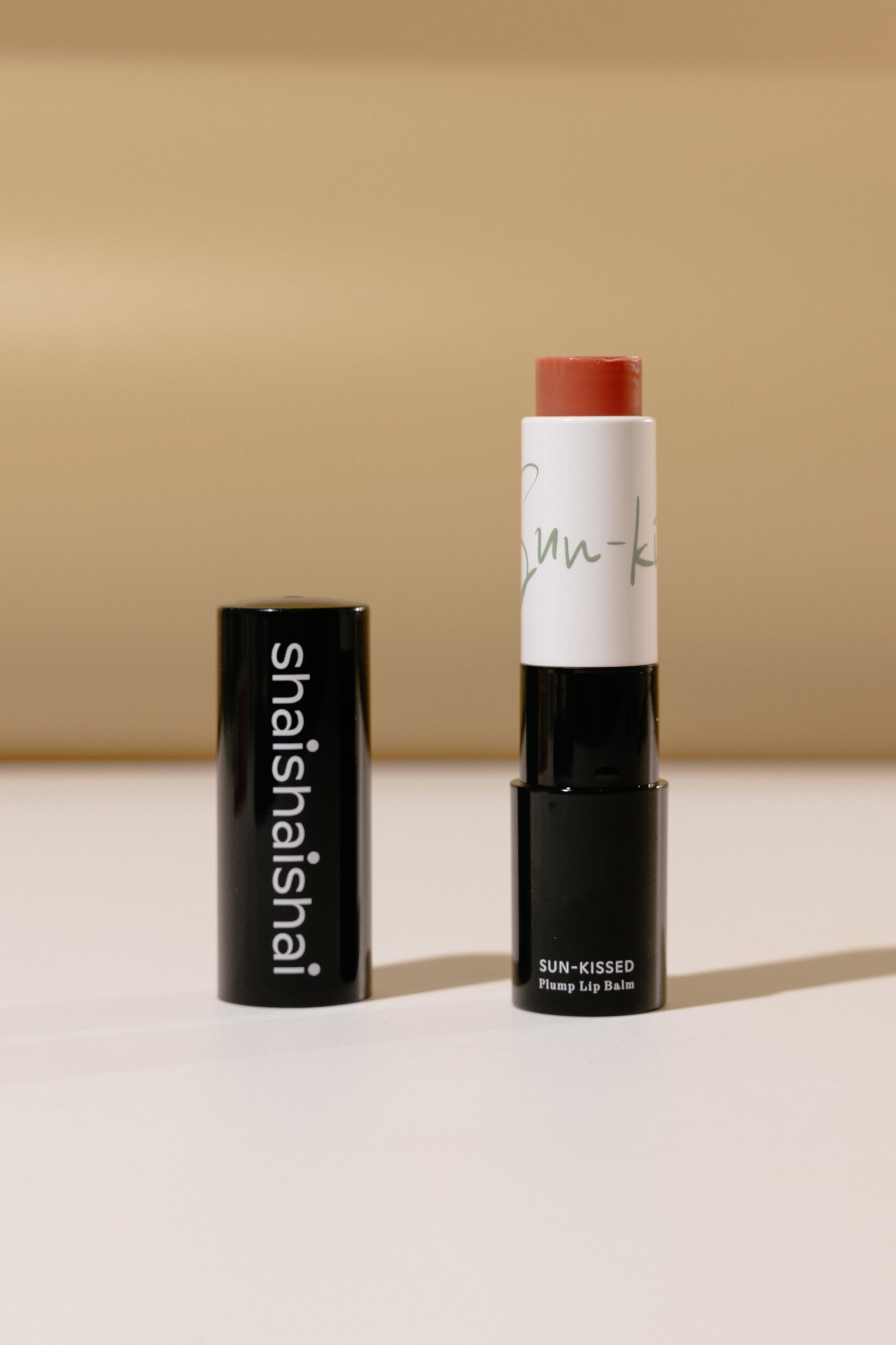 Бальзам для губ "Солнечно бежевый" SHAISHAISHAI Sun Kissed Plumping Lip Balm 4g (08) SUNLIT BEIGE
Бальзам для губ "Солнечно бежевый" SHAISHAISHAI Sun Kissed Plumping Lip Balm 4g (08) SUNLIT BEIGE