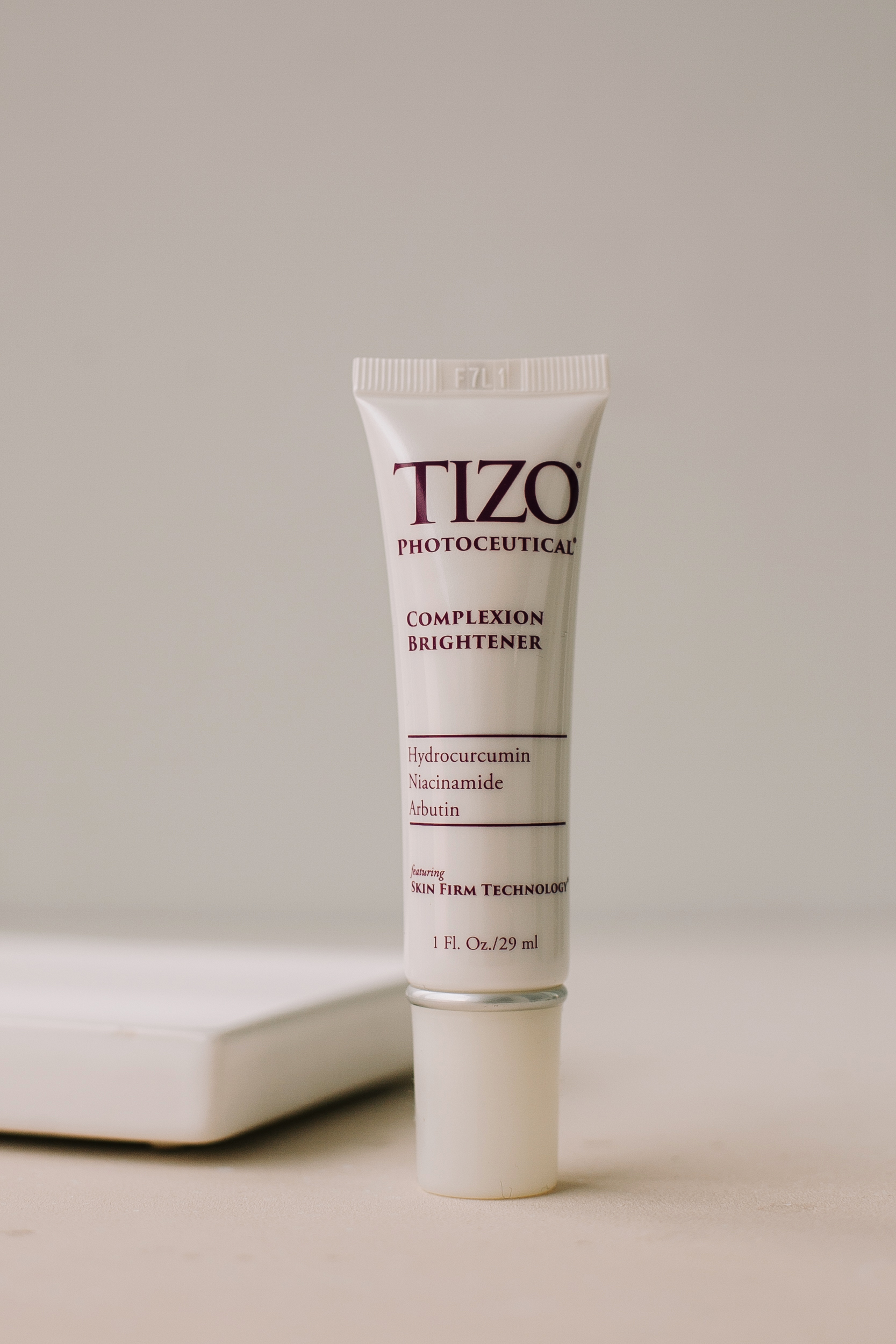 Увлажняющий крем, выравнивающий цвет лица TiZO Photoceutical Complexion Brightener 29ml