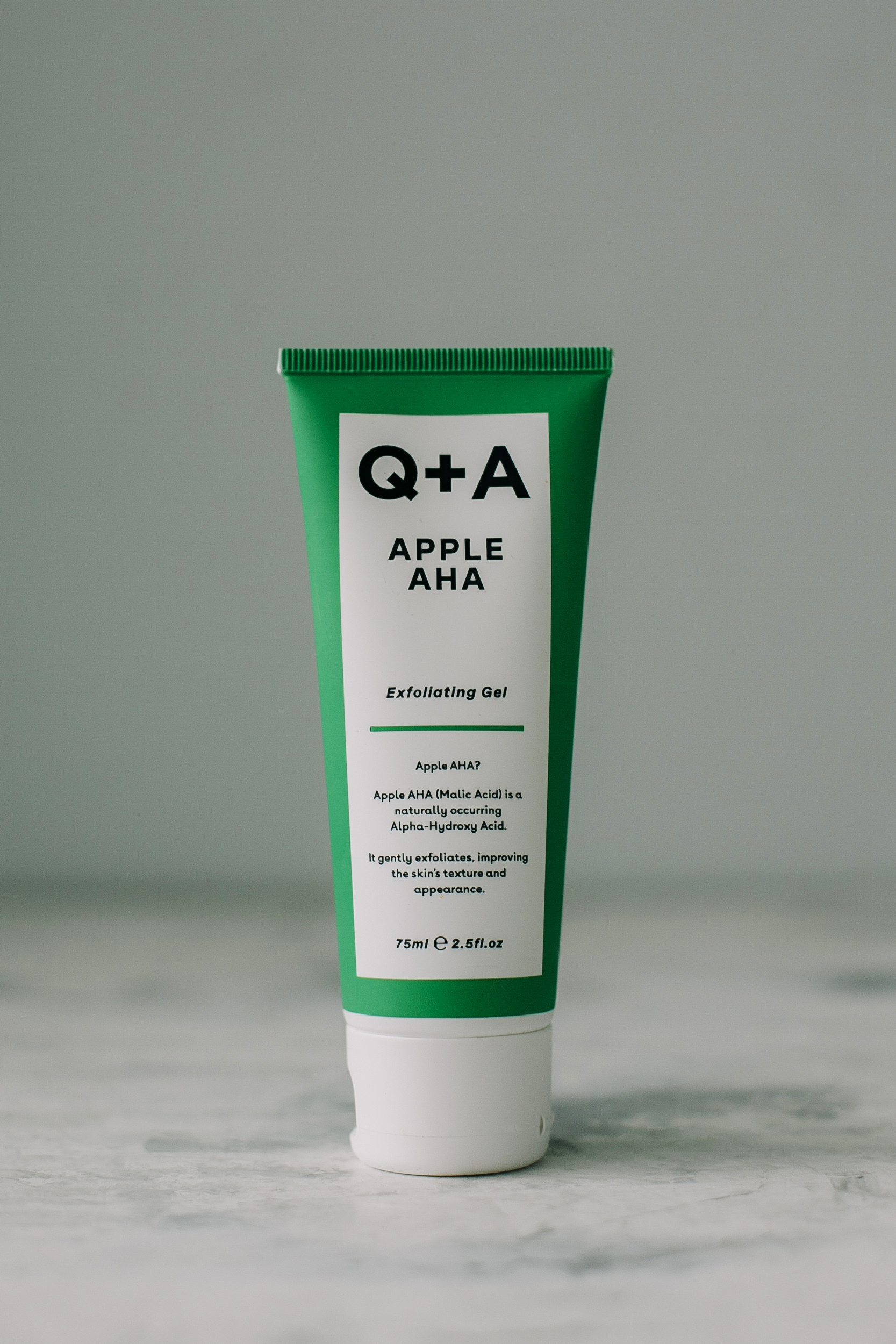 BU// Фруктовый гель для более гладкой и яркой кожи на основе яблочной, молочной и гликолевой кислот Q+A Apple AHA Exfoliating Gel 75ml