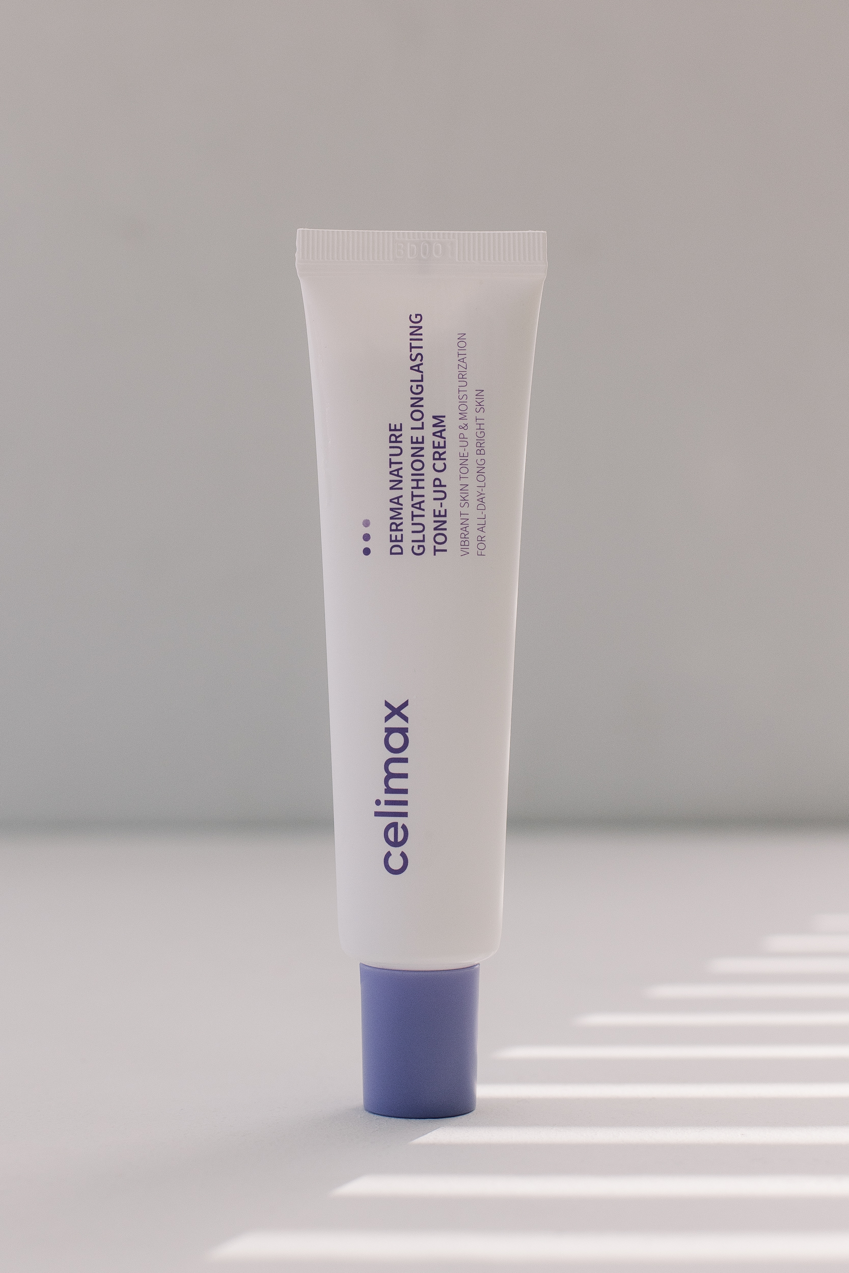 Осветляющий, выравнивающий тон и придающий сияние крем c глутатионом Celimax Derma Nature Glutathione Longlasting Tone-Up Cream 35ml - фото 1
