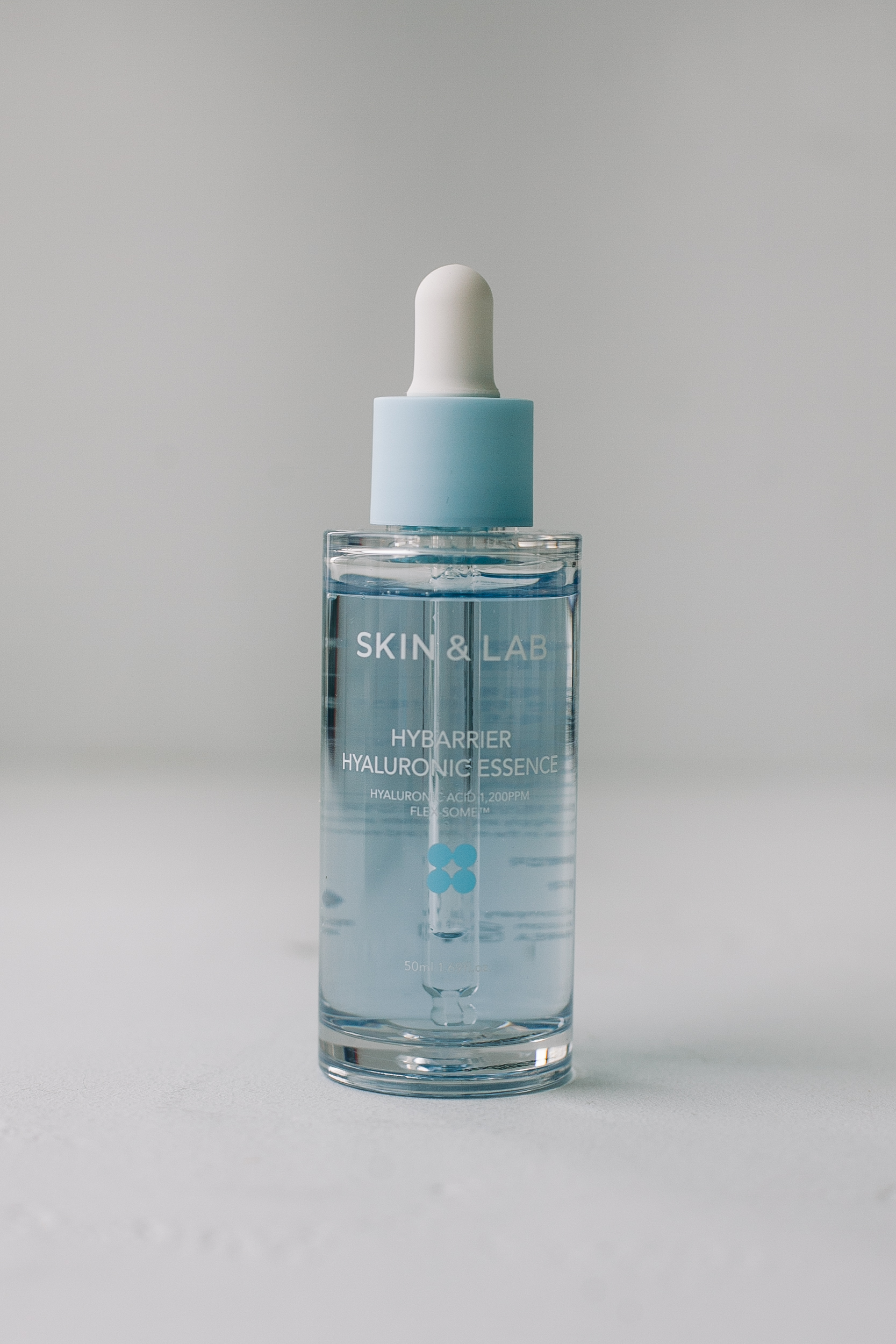 Essence hyaluronic. Skin&Lab hybarrier Hyaluronic Essence. Skin Lab эссенция с гиалуроновой.