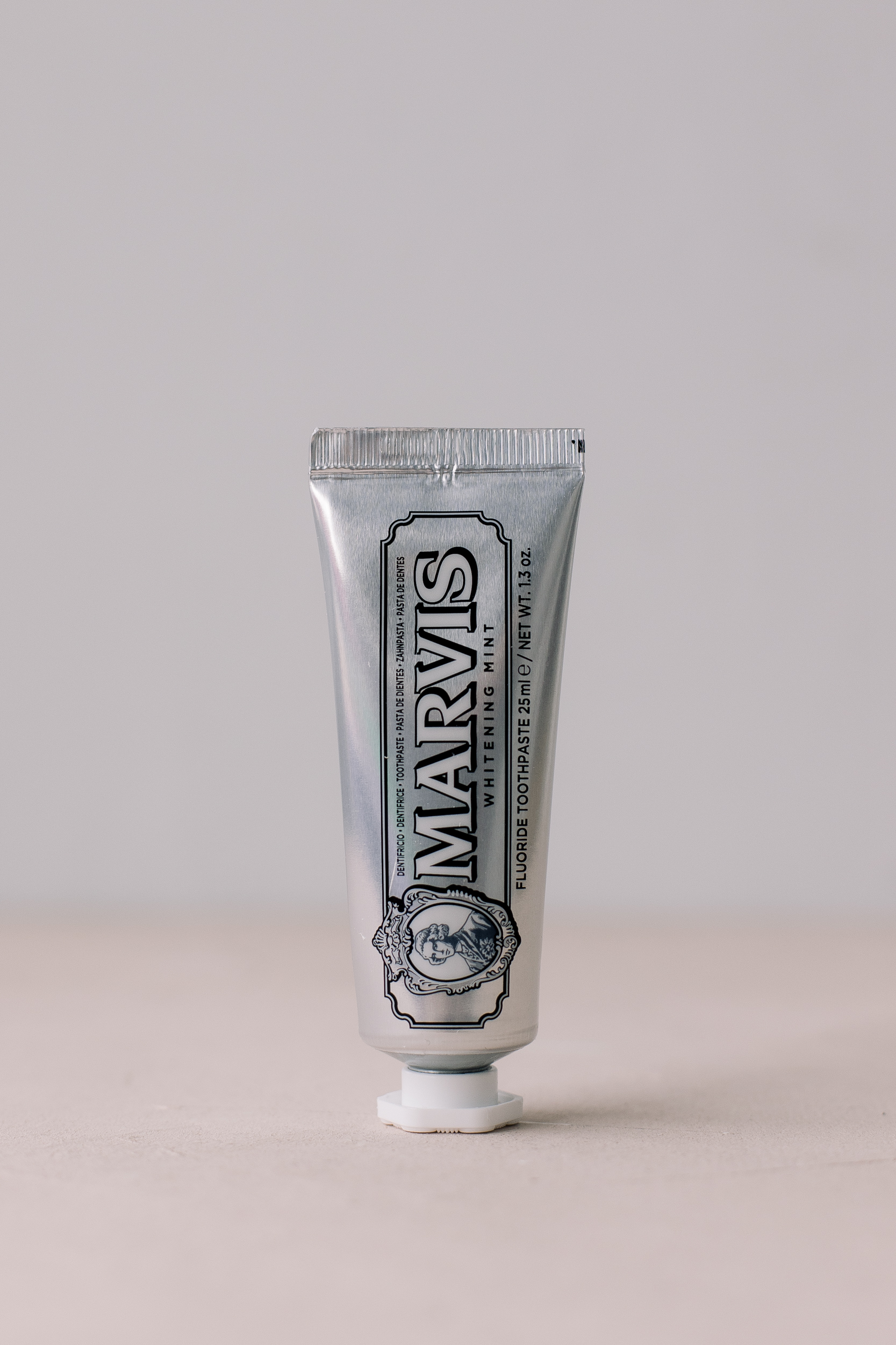 Отбеливающая зубная паста "Мята" MARVIS Whitening Mint 25 ml