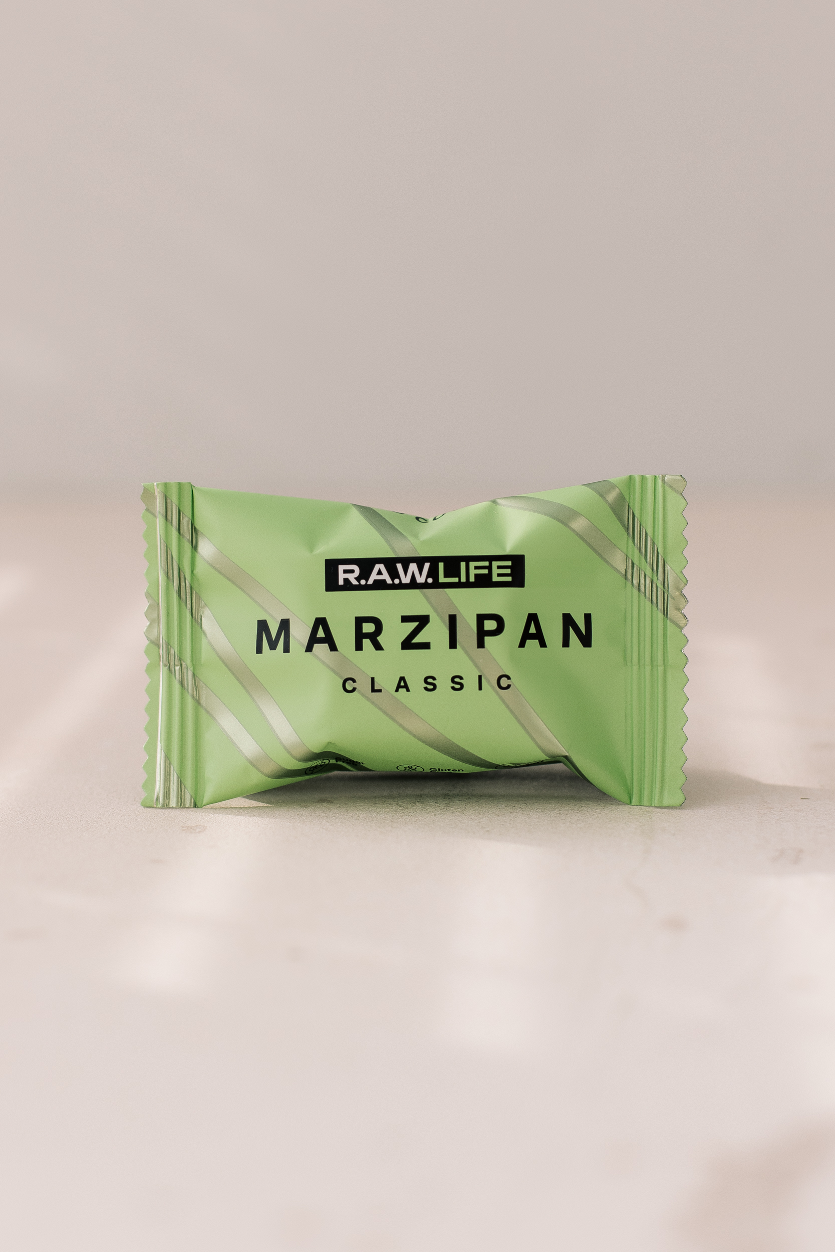 Батончик ореховый R.A.W. Life Marzipan Classic 