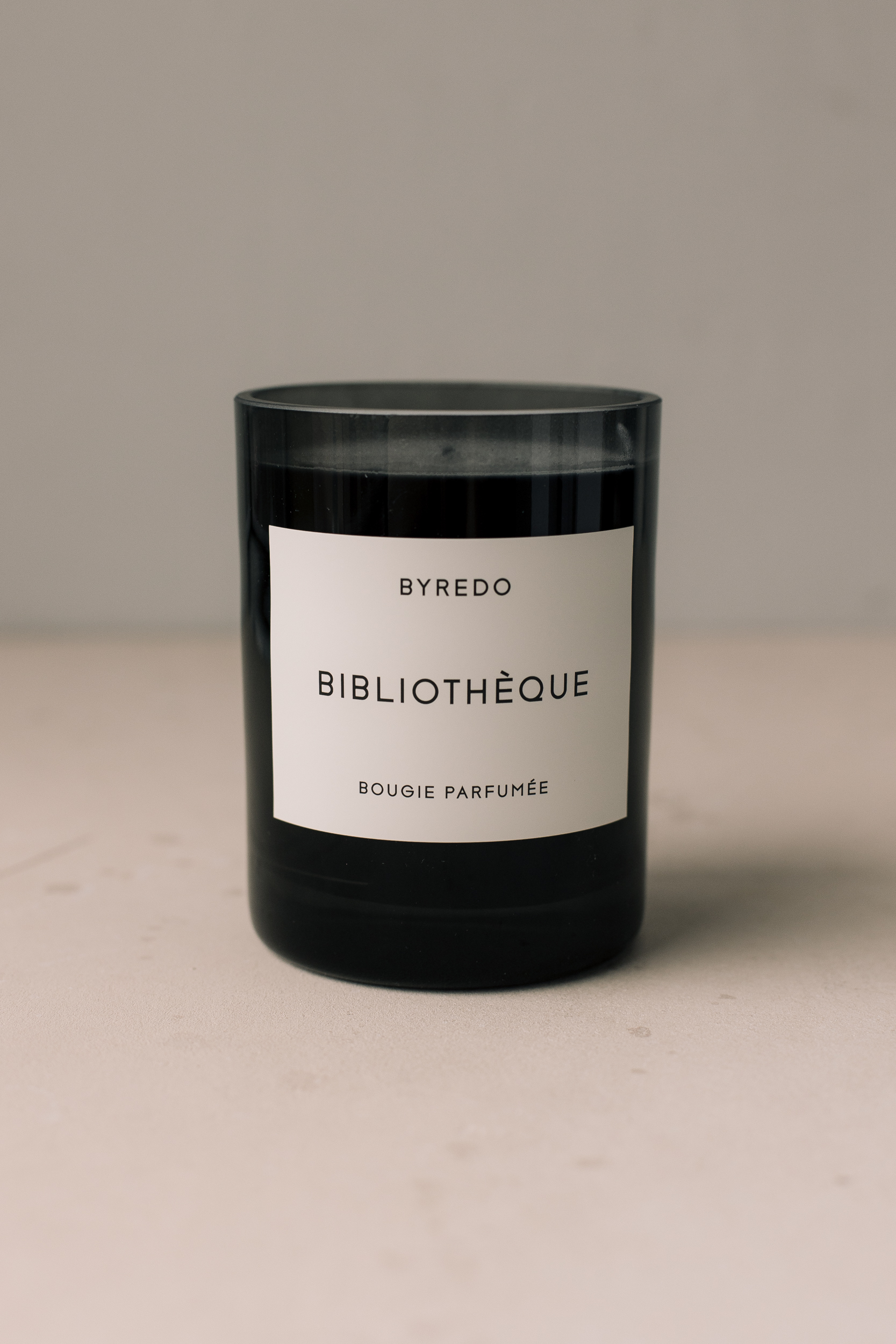 Ароматическая свеча BYREDO Bibliotheque Fragranced Candle 240g
