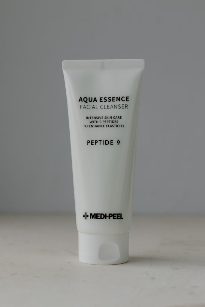 Пенка очищающая с комплексом пептидов MEDI-PEEL Peptide 9 Aqua Essence Facial Cleanser 150ml