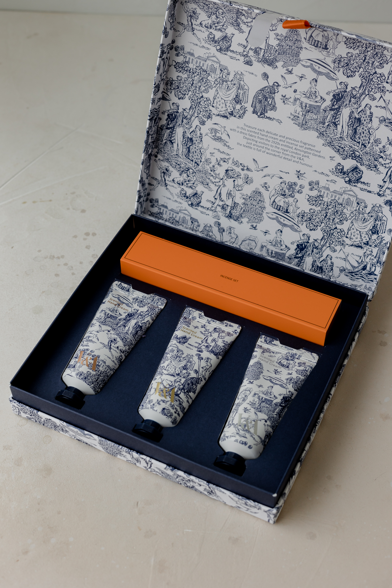 Подарочный набор с ароматизированным кремом для рук V&A Scented Hand Cream Gift Set (Inc. Insense Stick & Holder) 40ml/40ml/40ml