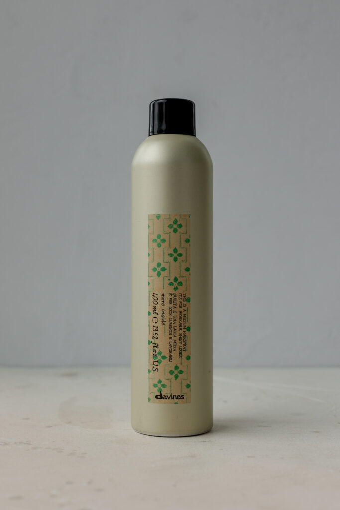 Лак средней фиксации для эластичного глянцевого стайлинга DAVINES More Inside Medium Hold Hairspray 400ml