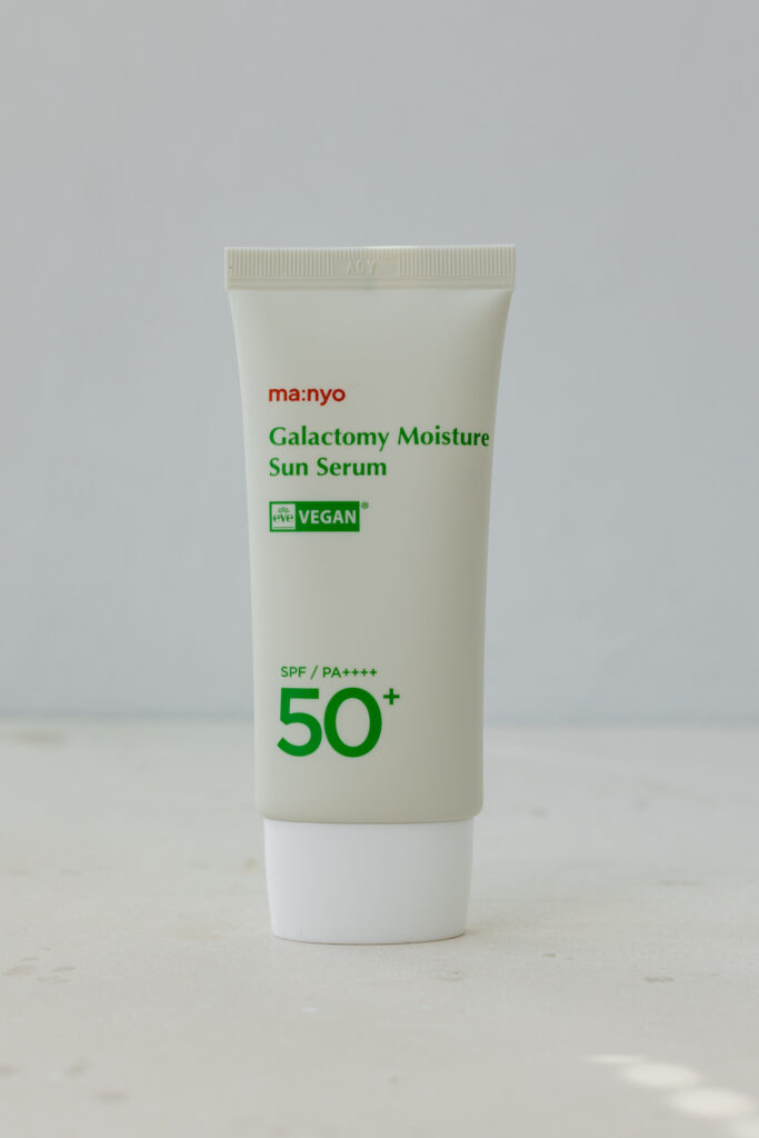 Увлажняющая солнцезащитная сыворотка Manyo Galactomy Moisture Sun Serum SPF50+ PA++++ 50ml