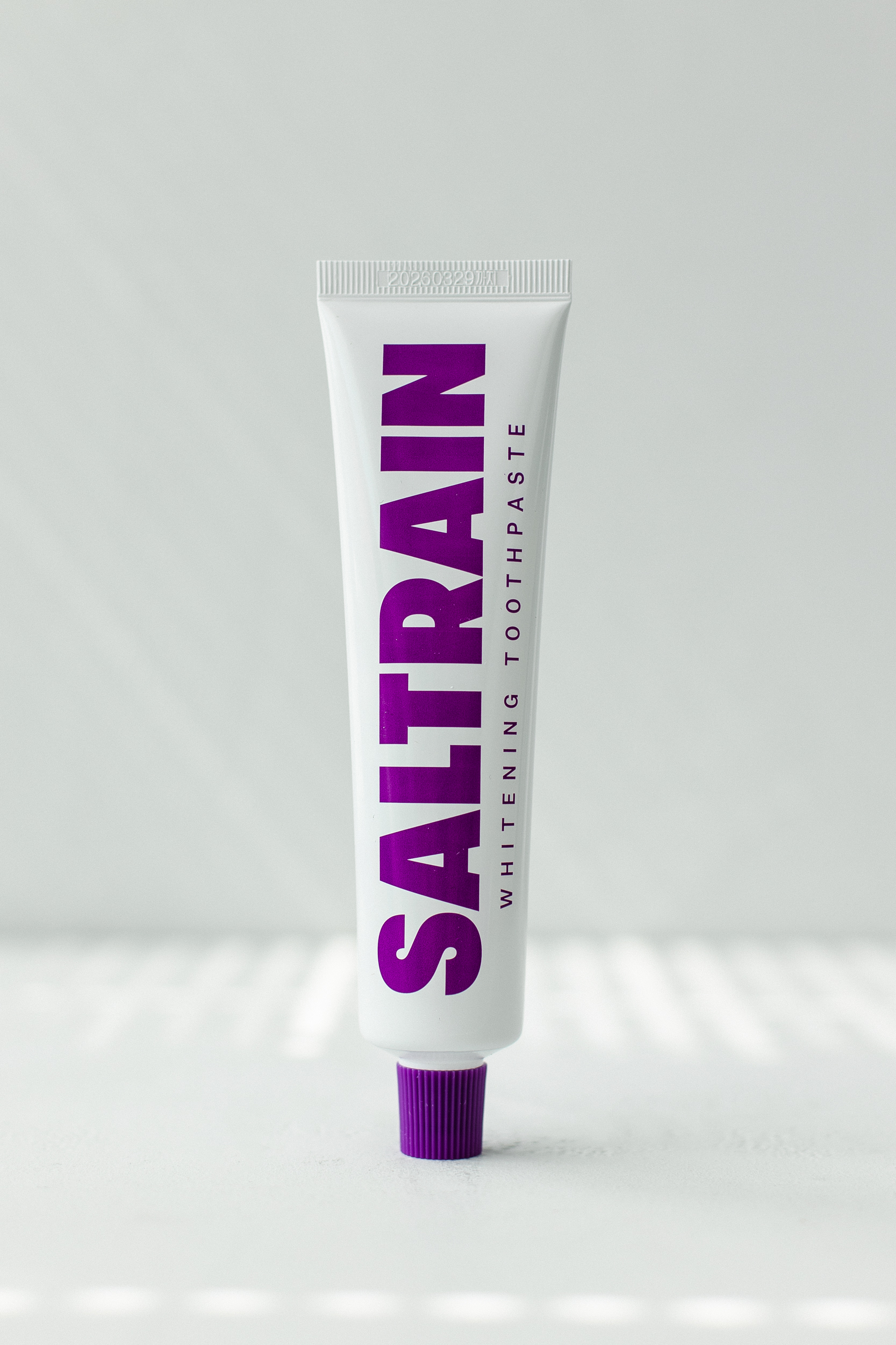 Отбеливающая зубная паста с перекисью водорода для свежего дыхания SALTRAIN Purple Clean Breath Toothpaste 80g - фото 1