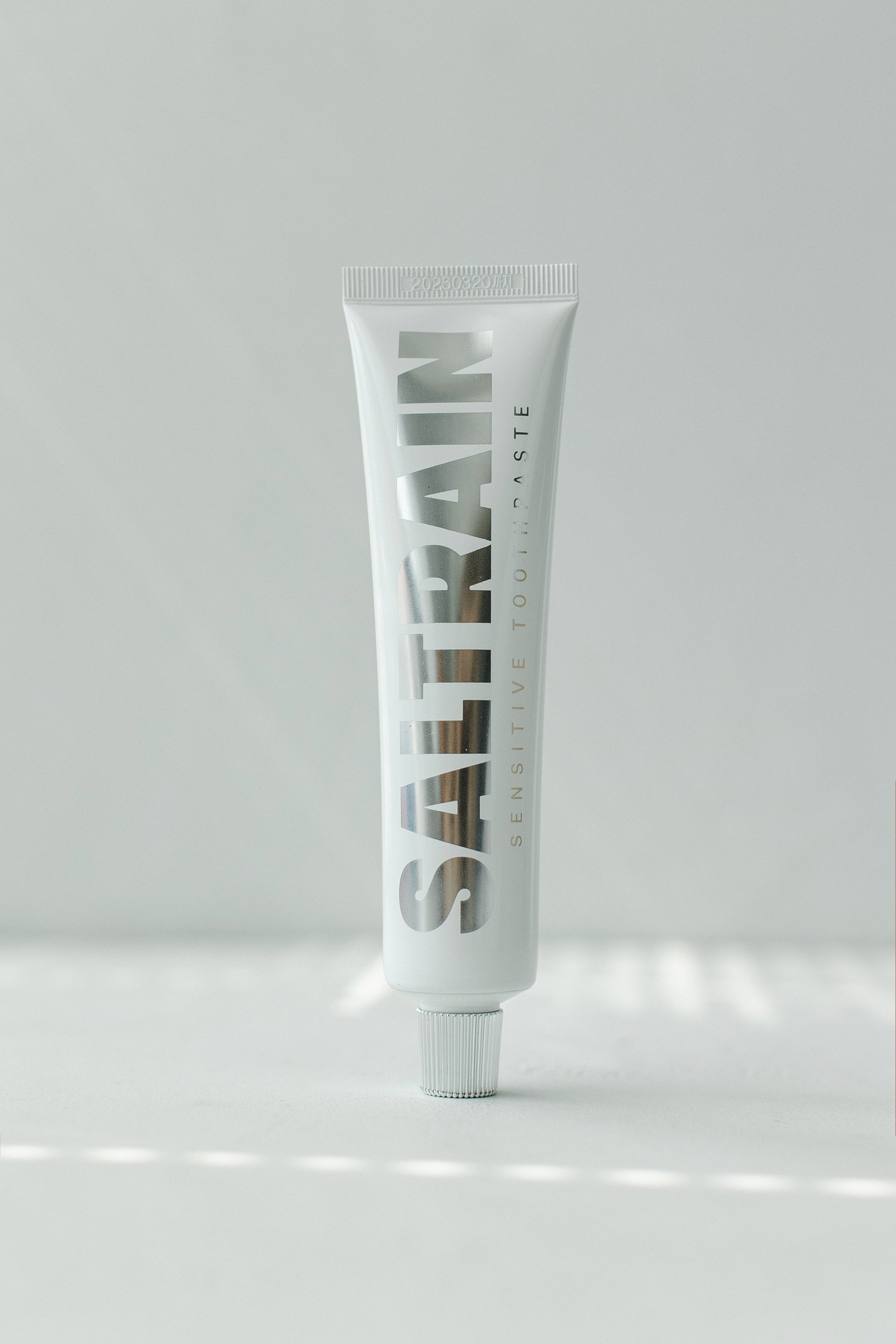 Укрепляющая зубная паста для снижения чувствительности зубов SALTRAIN Silver Clean Breath Toothpaste 100g - фото 1