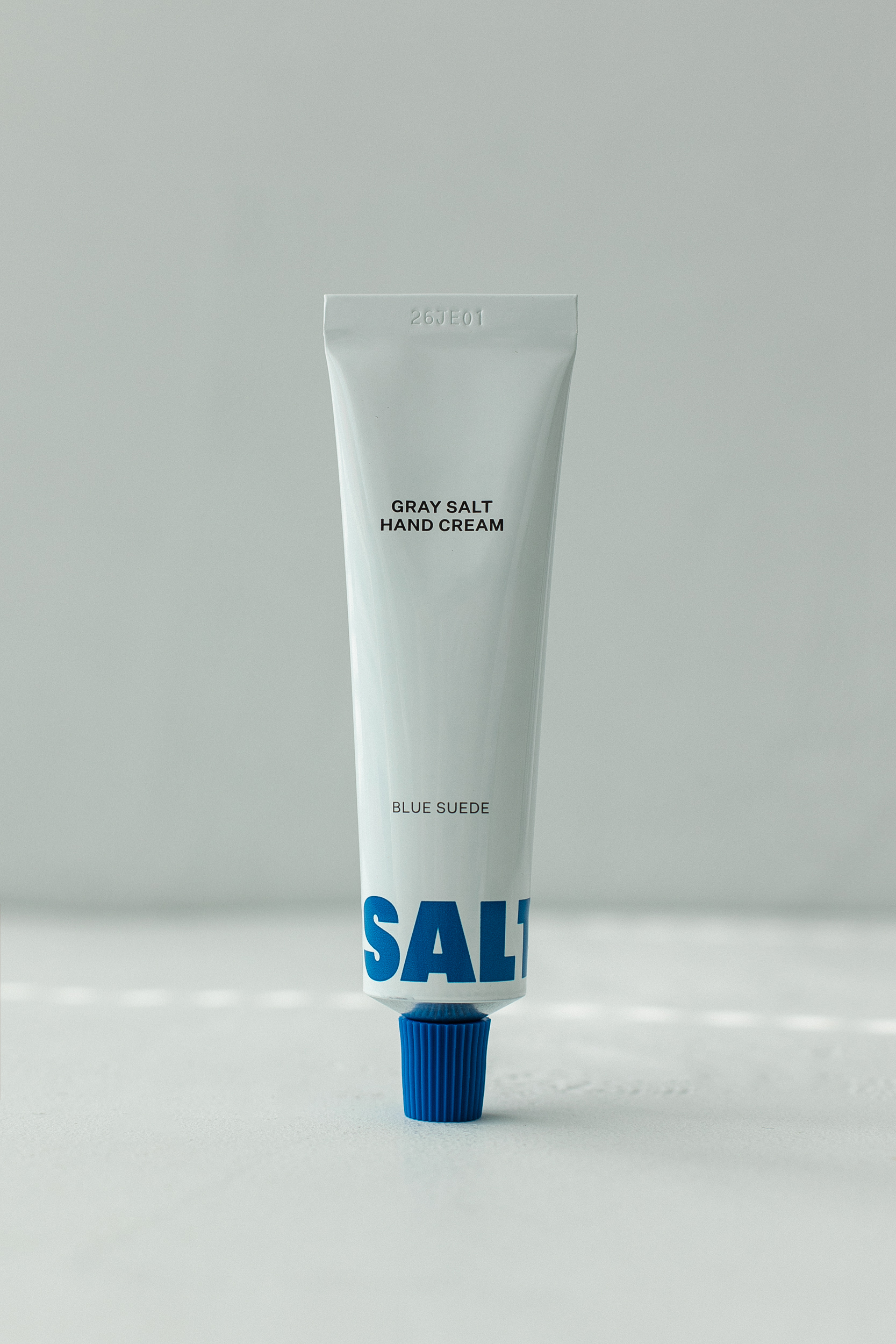 Крем для рук с серой солью Синяя замша SALTRAIN Graysalt Handcream - Blue Suede 30ml