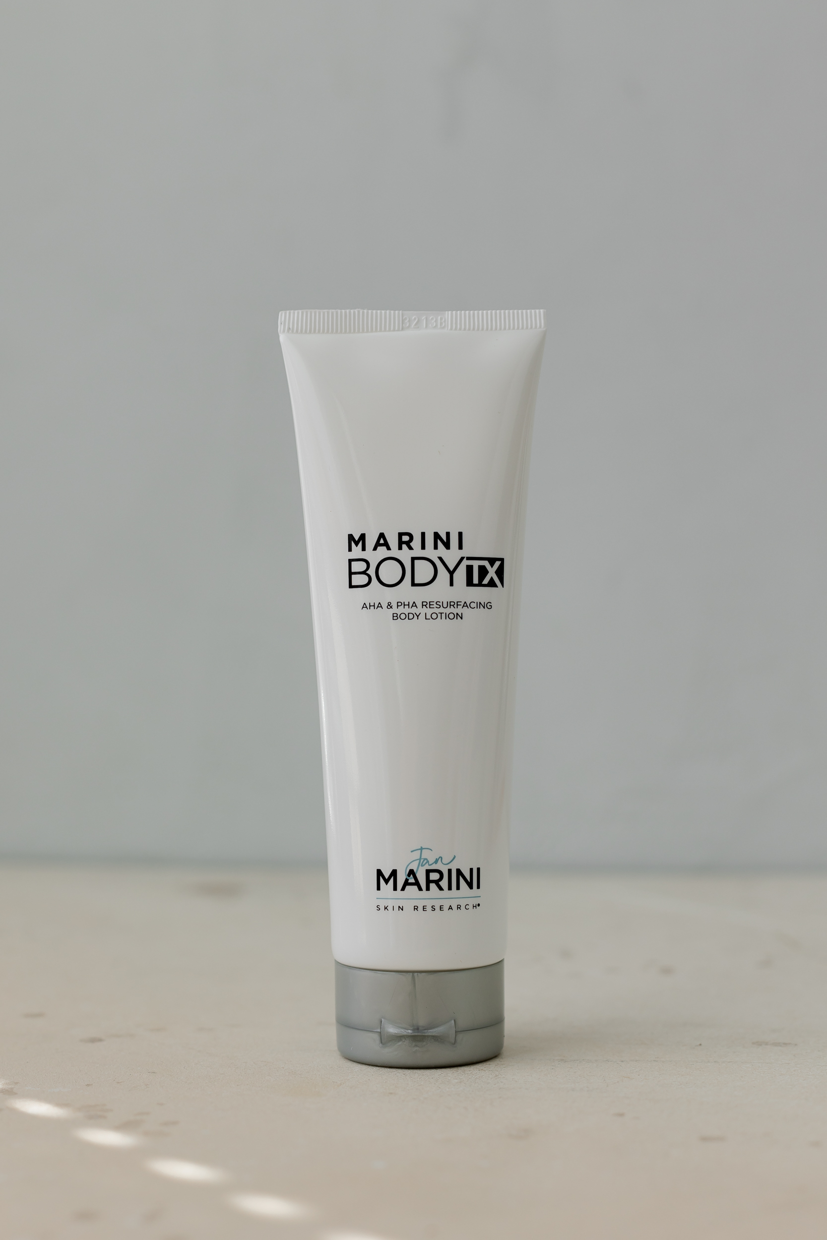 Восстанавливающий и обновляющий лосьон с АНА и РНА кислотами для идеальной гладкости кожи  JAN MARINI Marini BodyTx AHA & PHA Resurfacing Lothion 119ml - фото 1