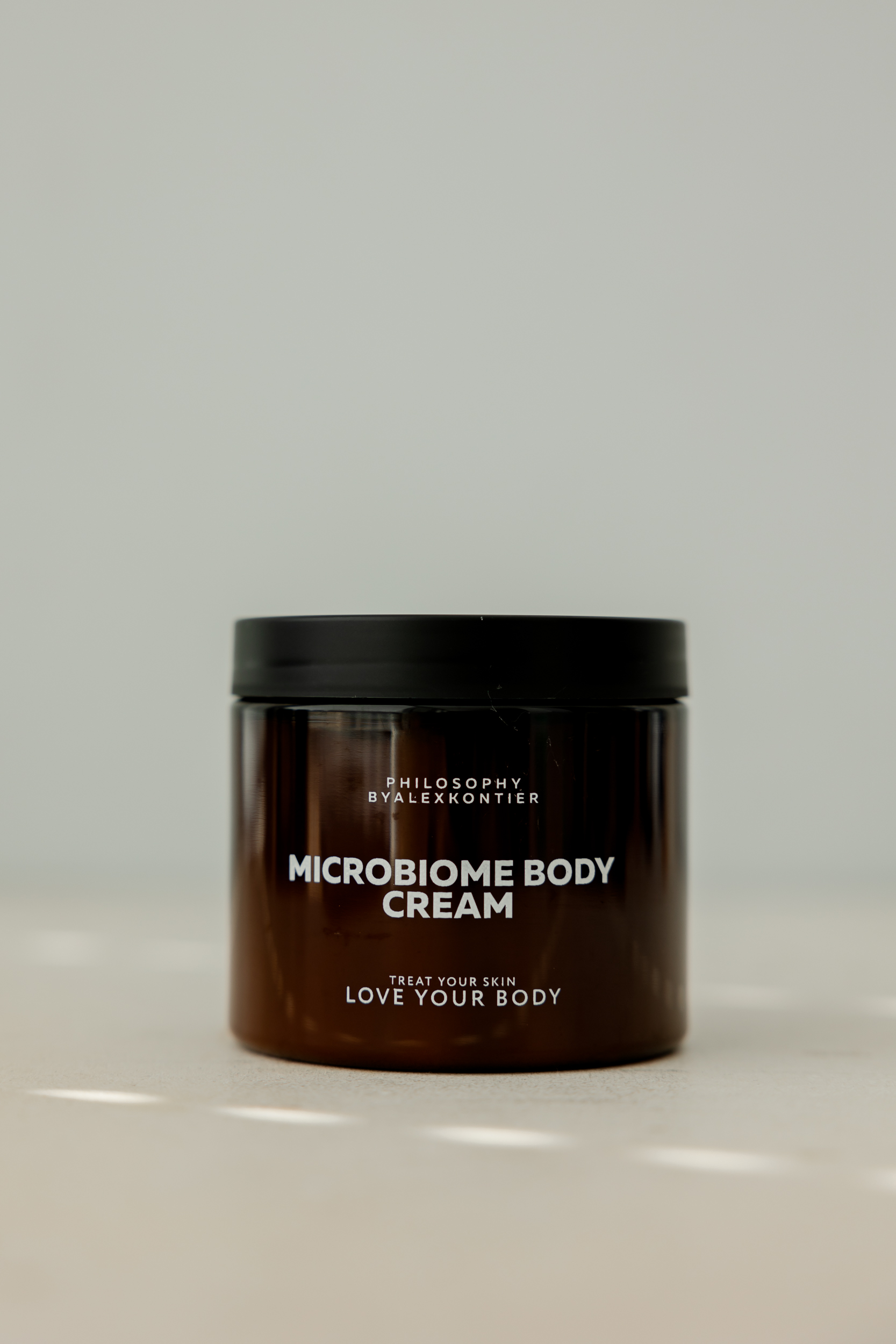 Крем для тела с комплексом защиты микробиома кожи Philosophy By Alex Kontier Microbiome Body Cream Saffron+Gray Amber Parfum Edition 200ml - фото 1