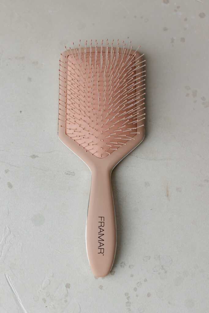 Широкая распутывающая щетка для волос «Шампанского, детка?» Framar Paddle Brush – Champagne Mami 1шт