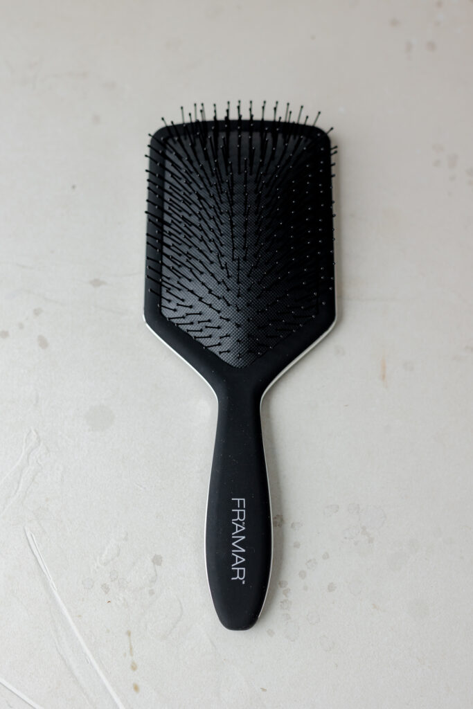 Широкая распутывающая щетка для волос «Снова в черном»  Framar Paddle Brush – Black to the Future 1шт