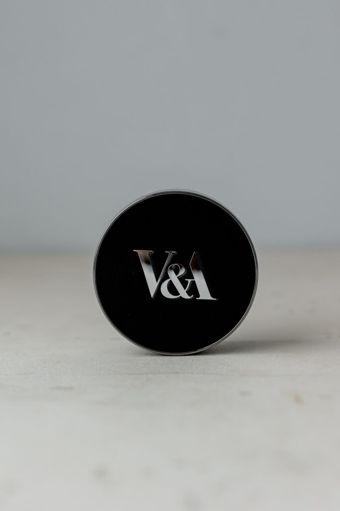 Кушон Сияющий [01 Светлая слоновая кость] V&A Long-Wear Cushion Foundation Radiant [01 Fair Ivory]15g