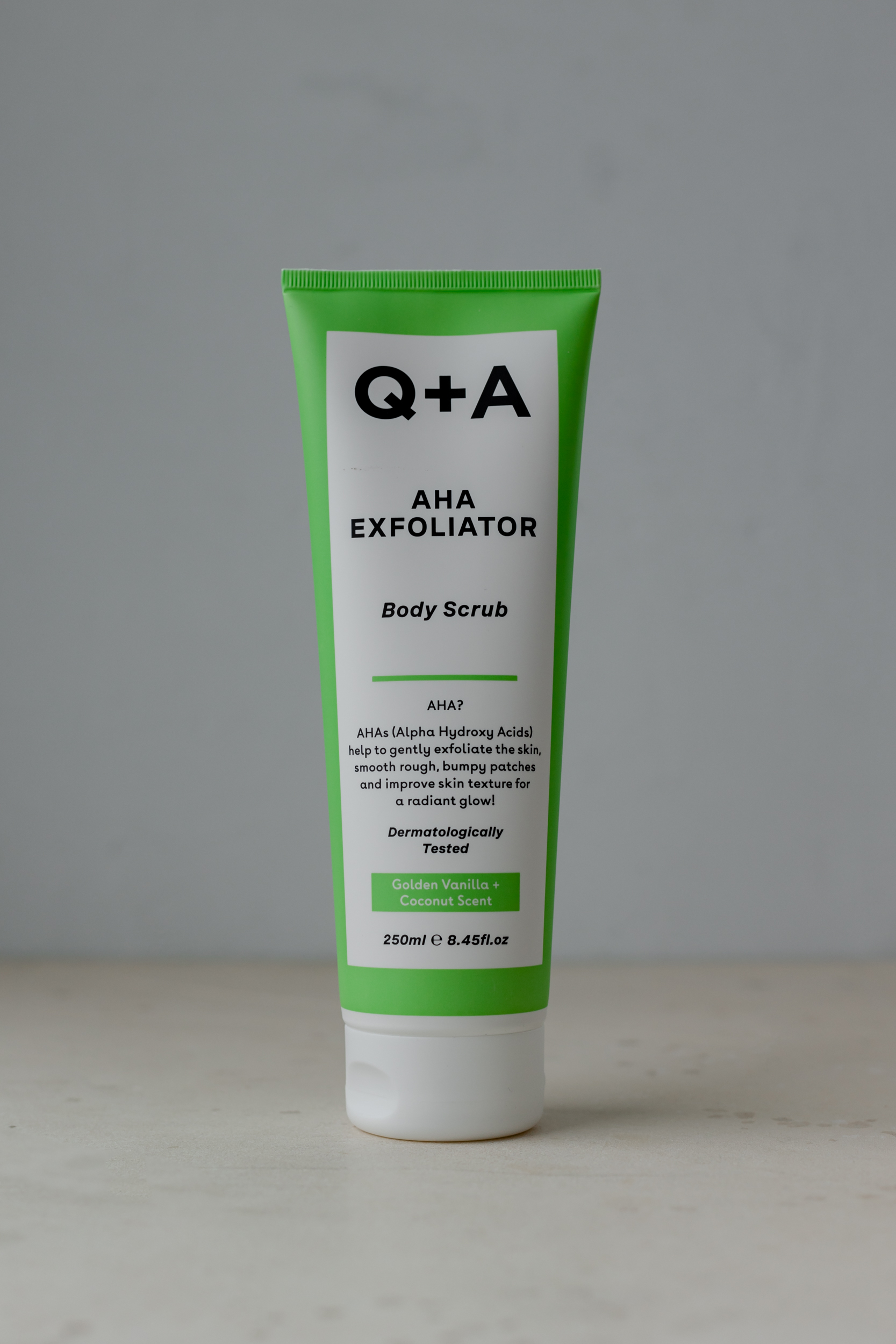 Q+A  AHA Exfoliating Body Scrub 250 ml