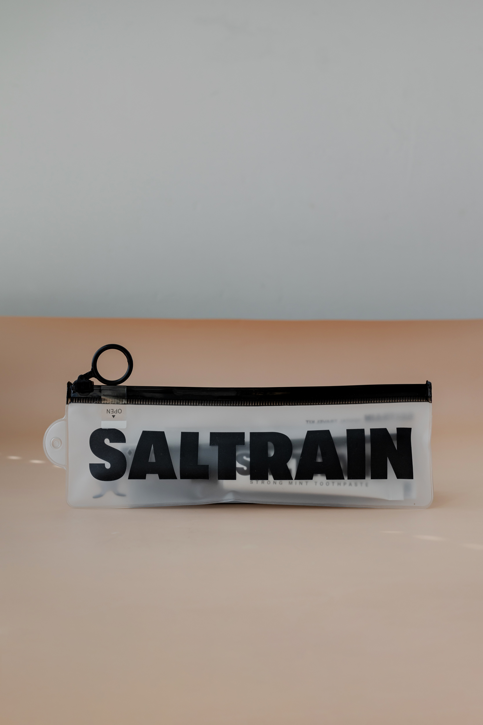 Дорожный набор чёрный SALTRAIN Travel Kit Black (Зубная паста Strong Mint 30g + зубная щётка) - фото 1