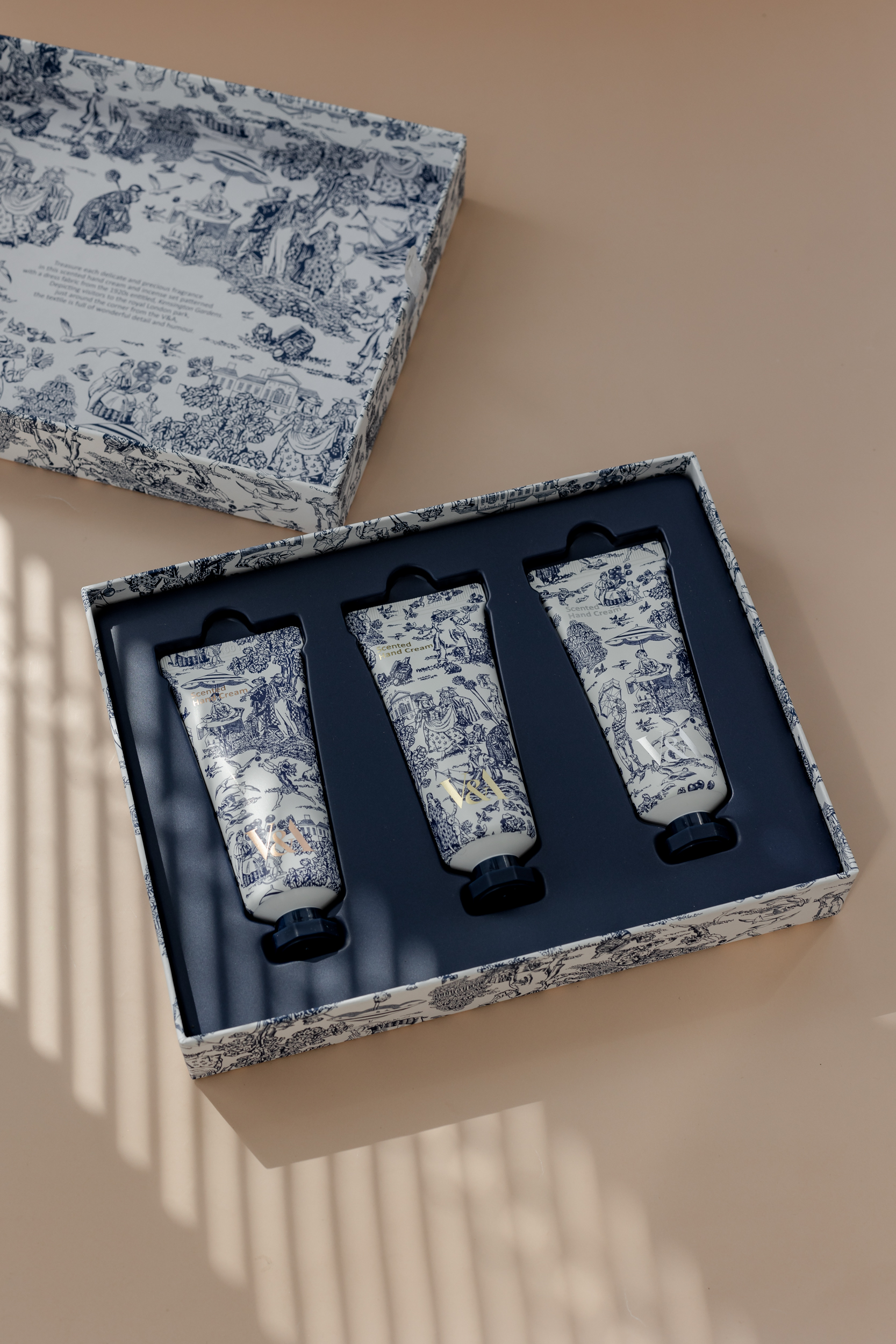 Подарочный набор с ароматизированным кремом для рук V&A Scented Hand Cream Gift Set 40ml/40ml/40ml