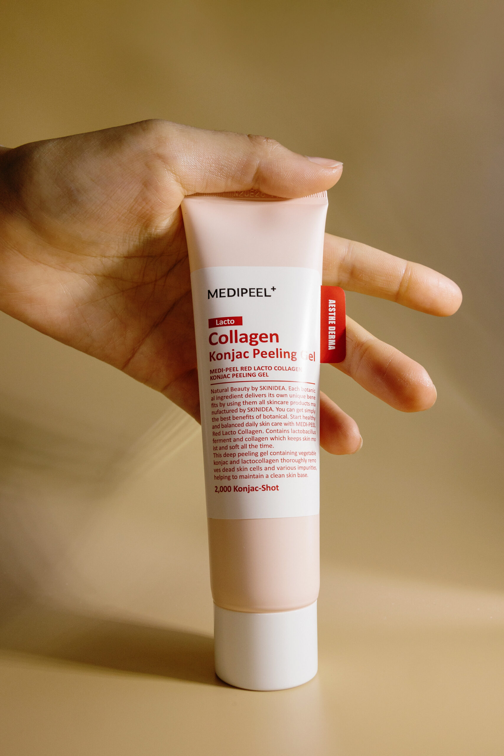 

Пилинг-скатка с лактобактериями и коллагеном MEDI-PEEL Red Lacto Collagen Konjac Peeling Gel 95ml