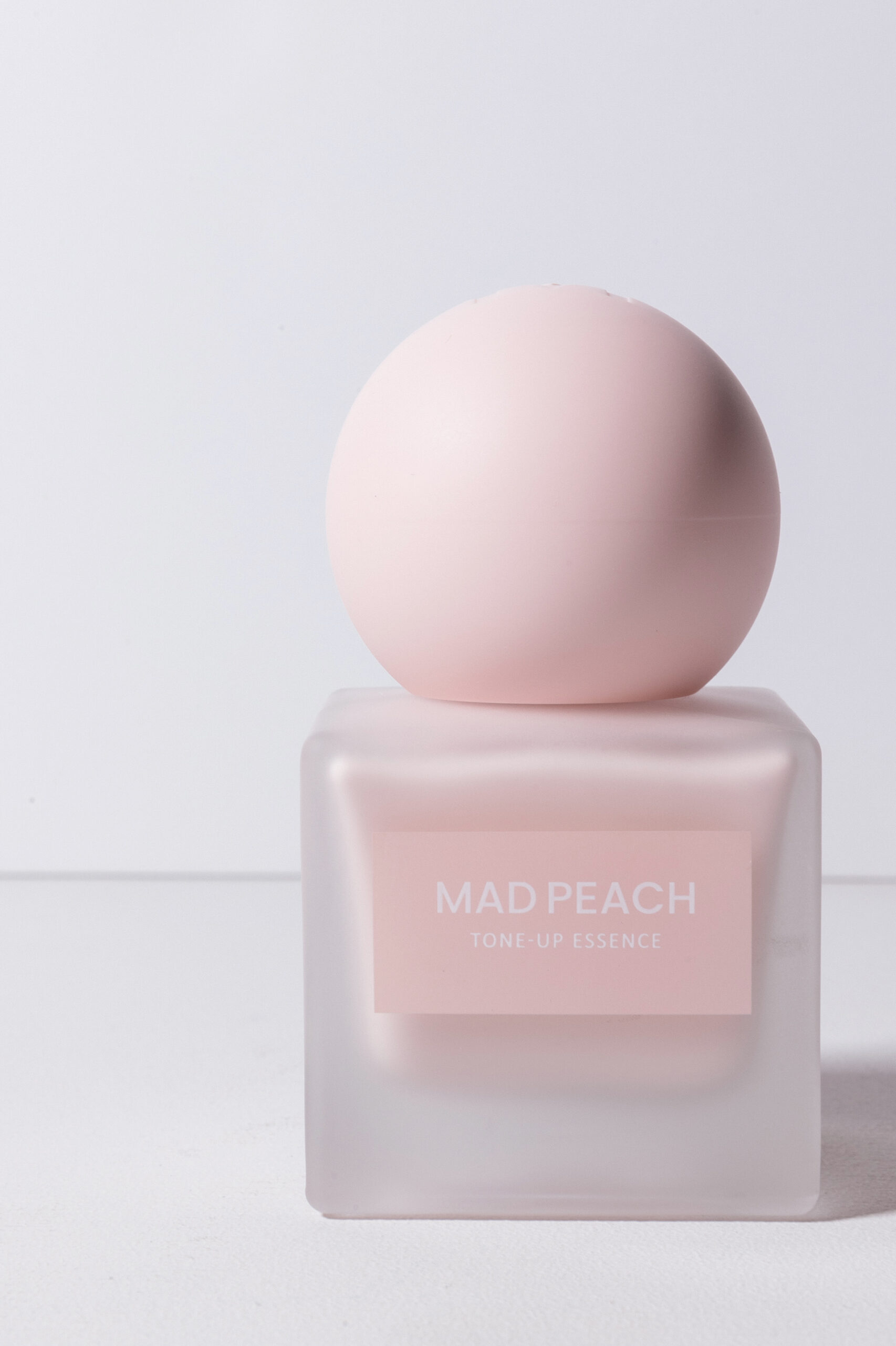 

Осветляющая эссенция MAD PEACH Style Fit Moisture Tone-Up Essence SPF 30 PA ++ 30ml