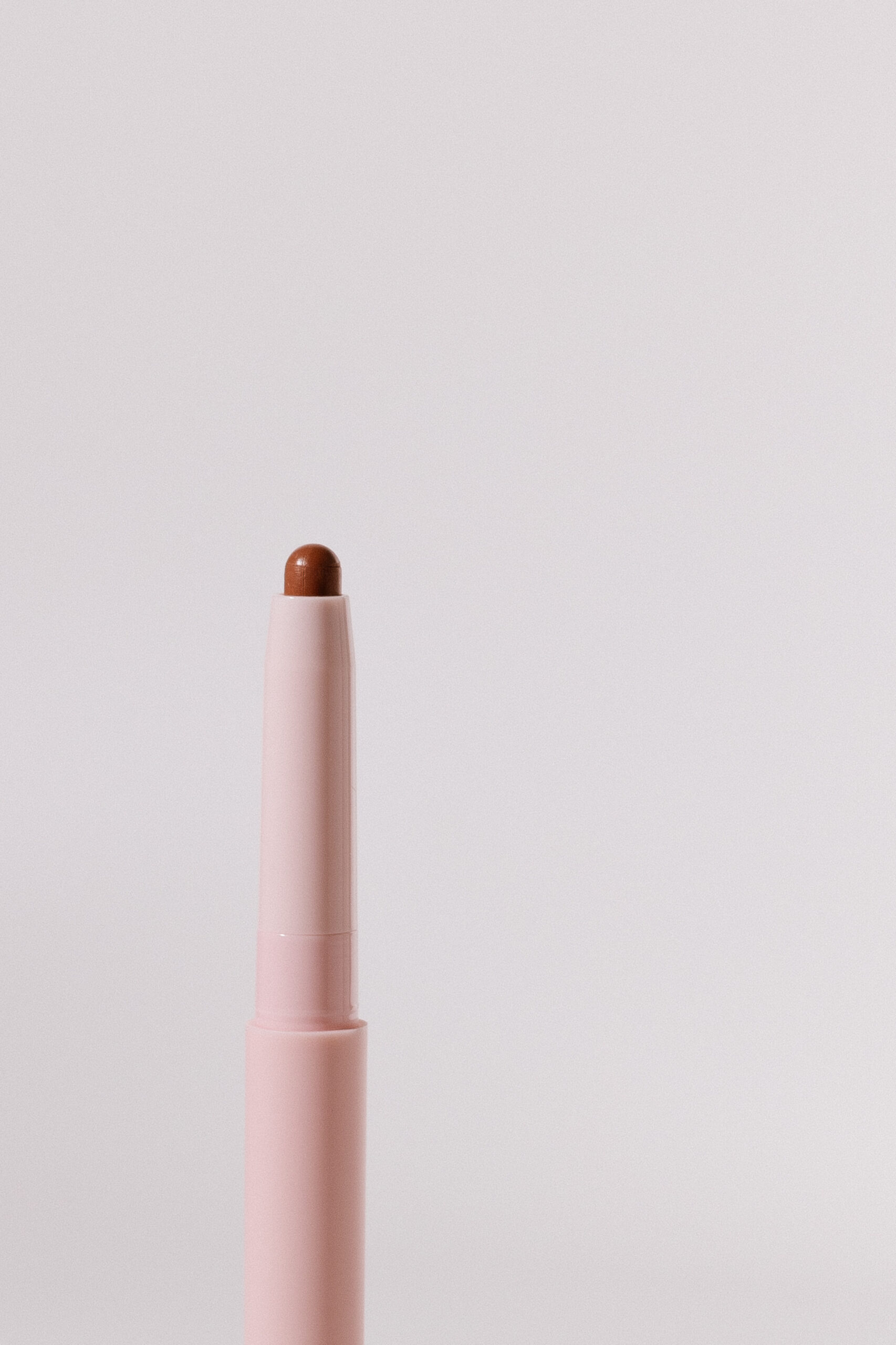 

Матовый карандаш для губ MAD PEACH Oversized Fit Lip Pencil [01 Nude Brick] 9,6g