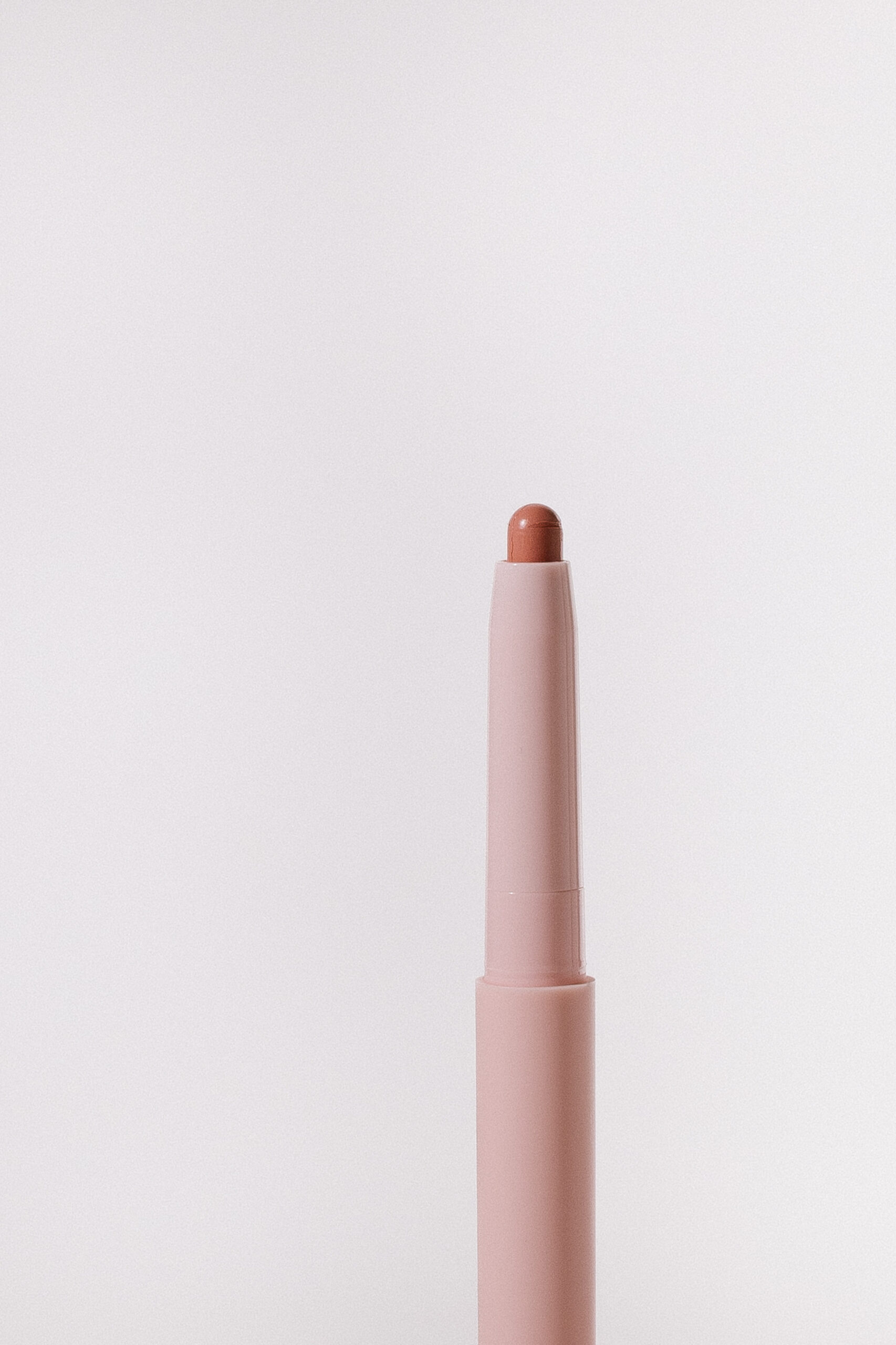 

Матовый карандаш для губ MAD PEACH Oversized Fit Lip Pencil [02 Nude Beige] 9,6g