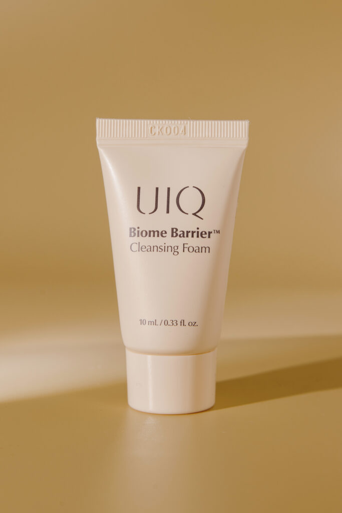 Слабокислотная очищающая пенка с постбиотиками UIQ Biome Barrier Cleansing Foam 10ml