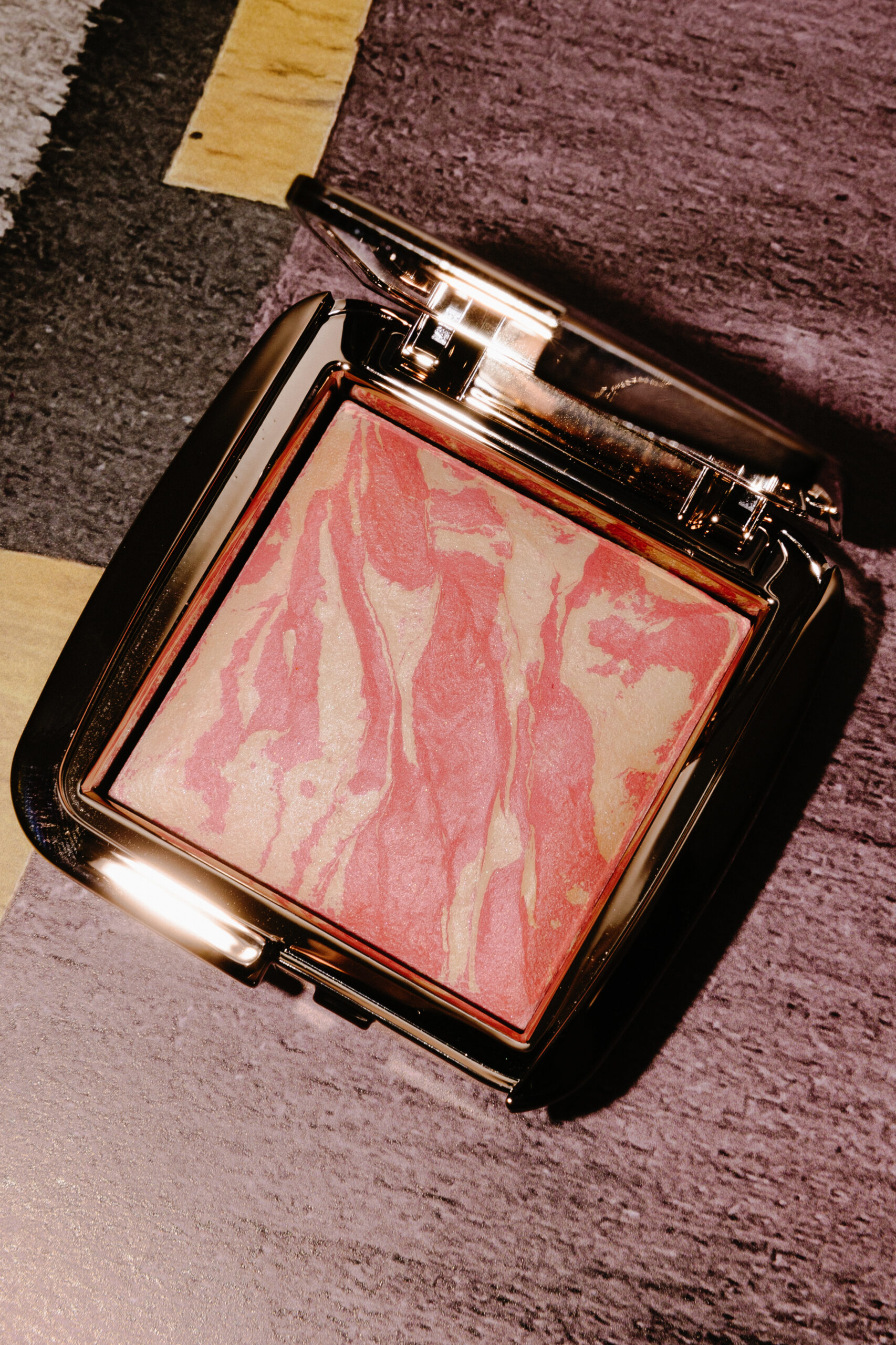 

Сияющие румяна HOURGLASS Ambient Lighting Blush [Diffused Heat] 4,5g