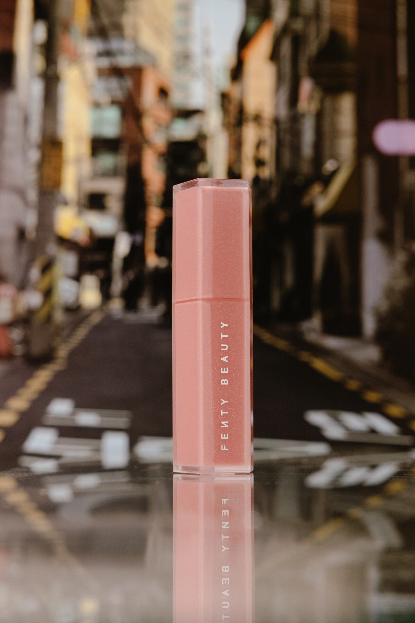 

Мерцающий стик для губ Fenty Beauty Gloss Bomb Stix High-Shine Gloss Stick [Shimmering Fu$$y] 3,6g