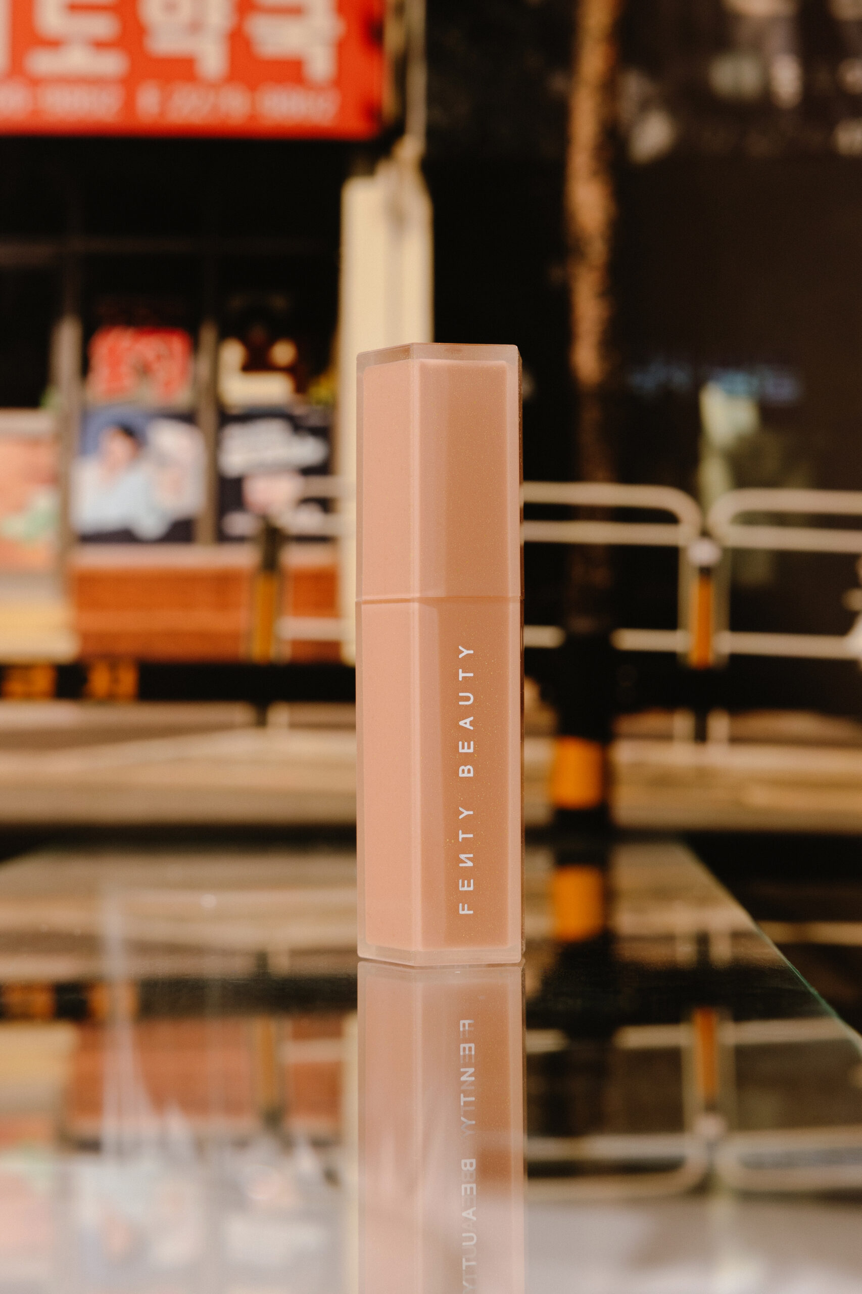 

Мерцающий стик для губ Fenty Beauty Gloss Bomb Stix High-Shine Gloss Stick [Shimmering Fenty Glow] 3,6g