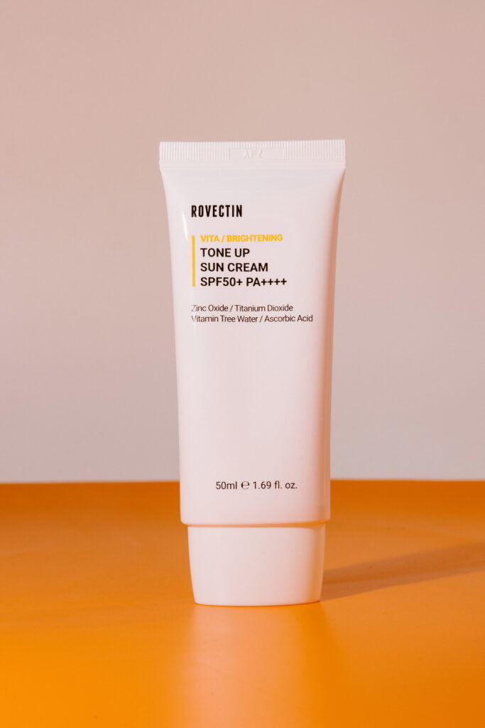 Солнцезащитный, витаминный крем ROVECTIN Vita Brightening Tone Up Sun Cream SPF50+PA++++ 50ml