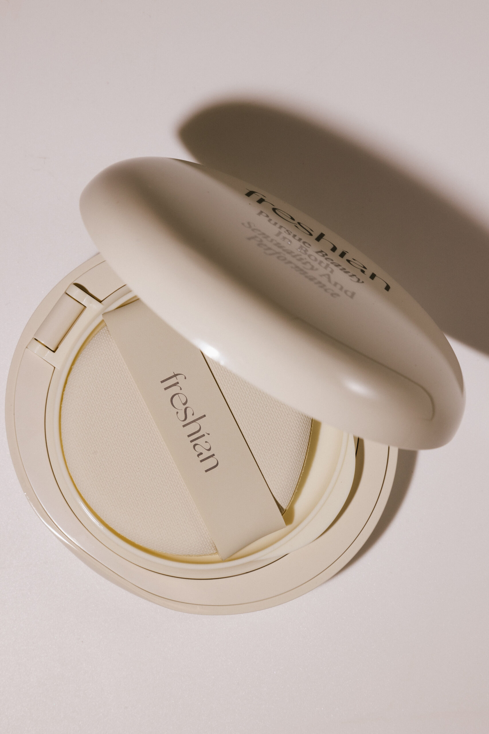 

Кушон с невесомым покрытием Freshian Egg Like Cushion Vegan №201 SPF35/PA++ 12g