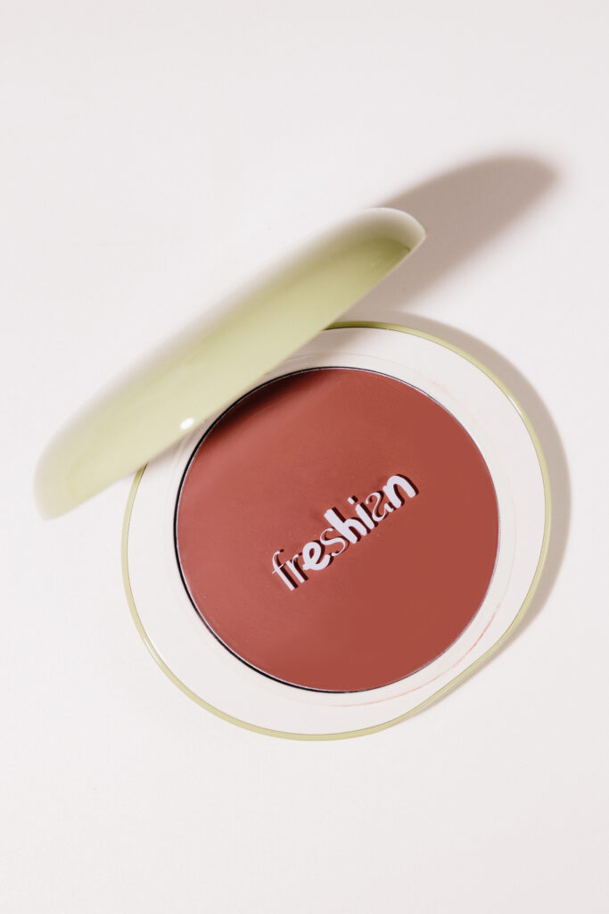 Нежные кремовые румяна Freshian Egg Like Cream Blush Vegan [06 Cheeky] 6,5g
