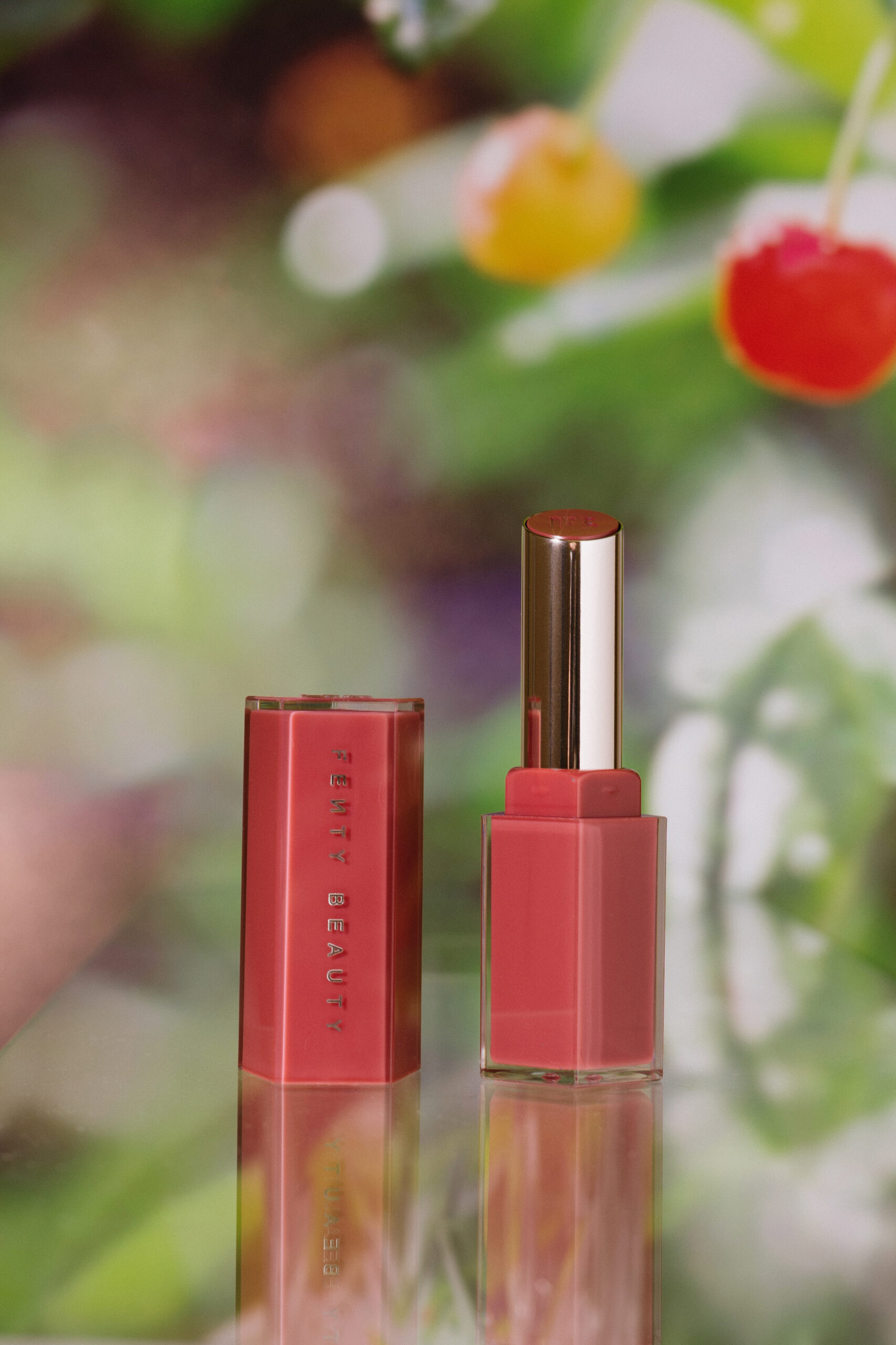

Сияющий стик для губ Fenty Beauty Gloss Bomb Stix High-Shine Gloss Stick [Riri] 3,6g