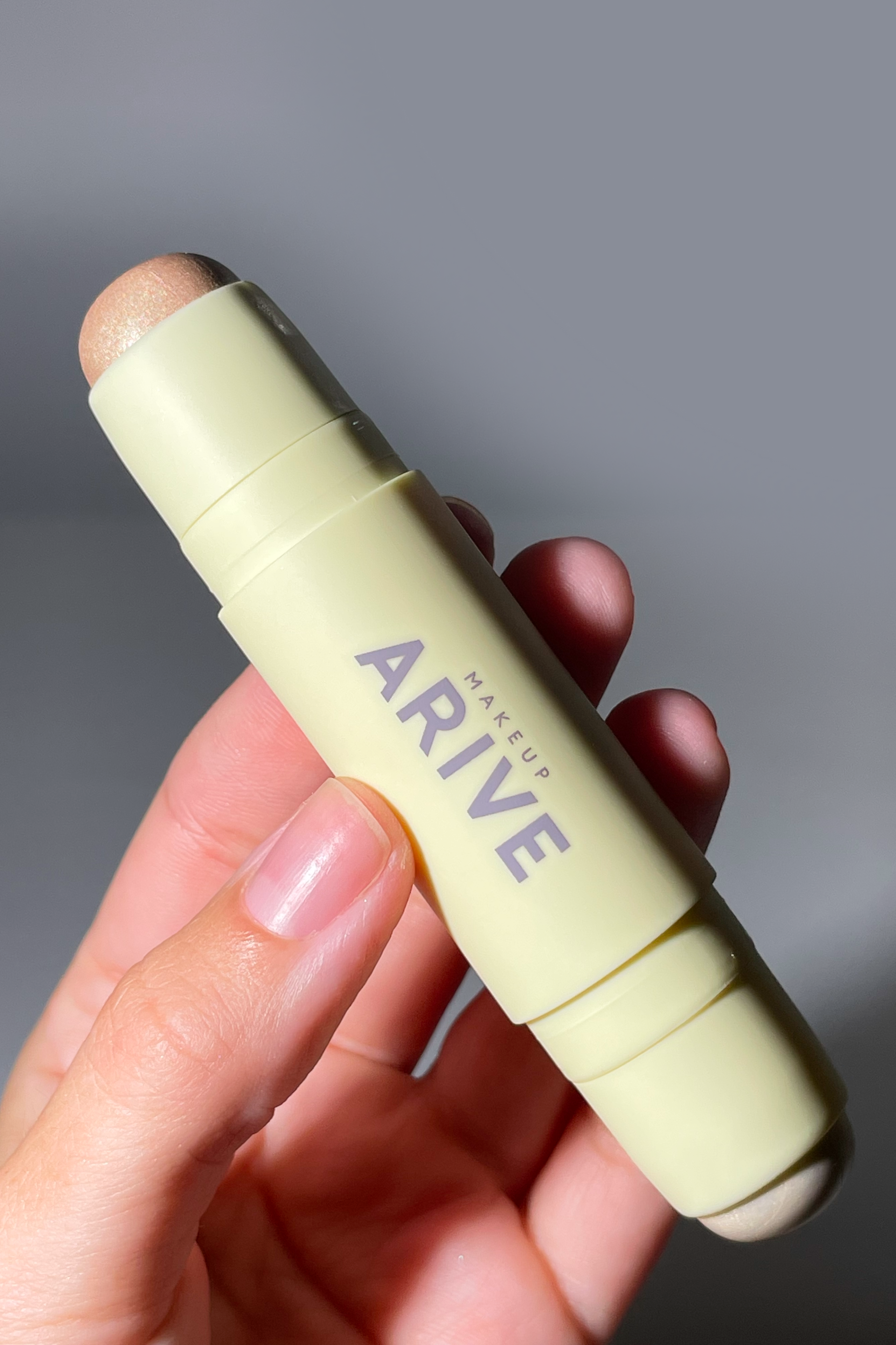 

Двойной стик-хайлайтер Arive Makeup Duo Highlighter Stick Soft Matte&Dewy [03 Golden] 10,8g