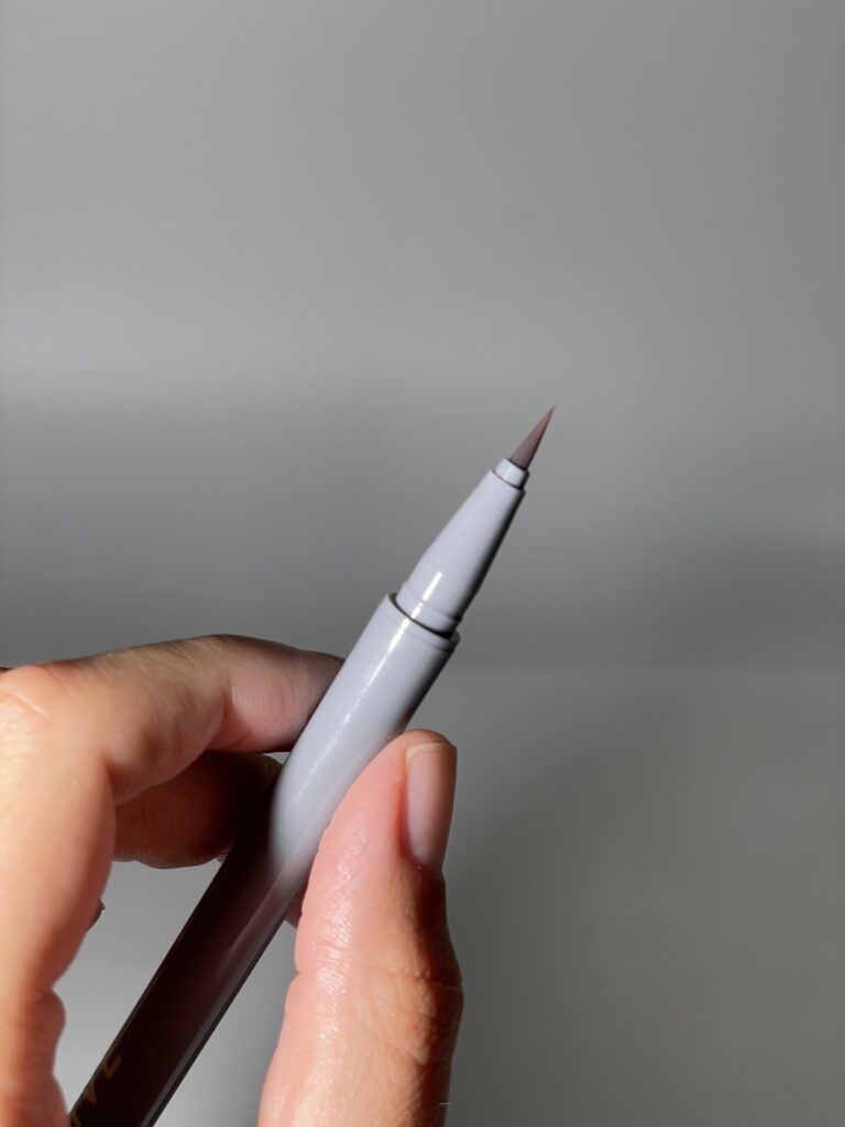 Подводка для бровей Arive Makeup Eyebrow Pen [01 Blond] 0,55ml