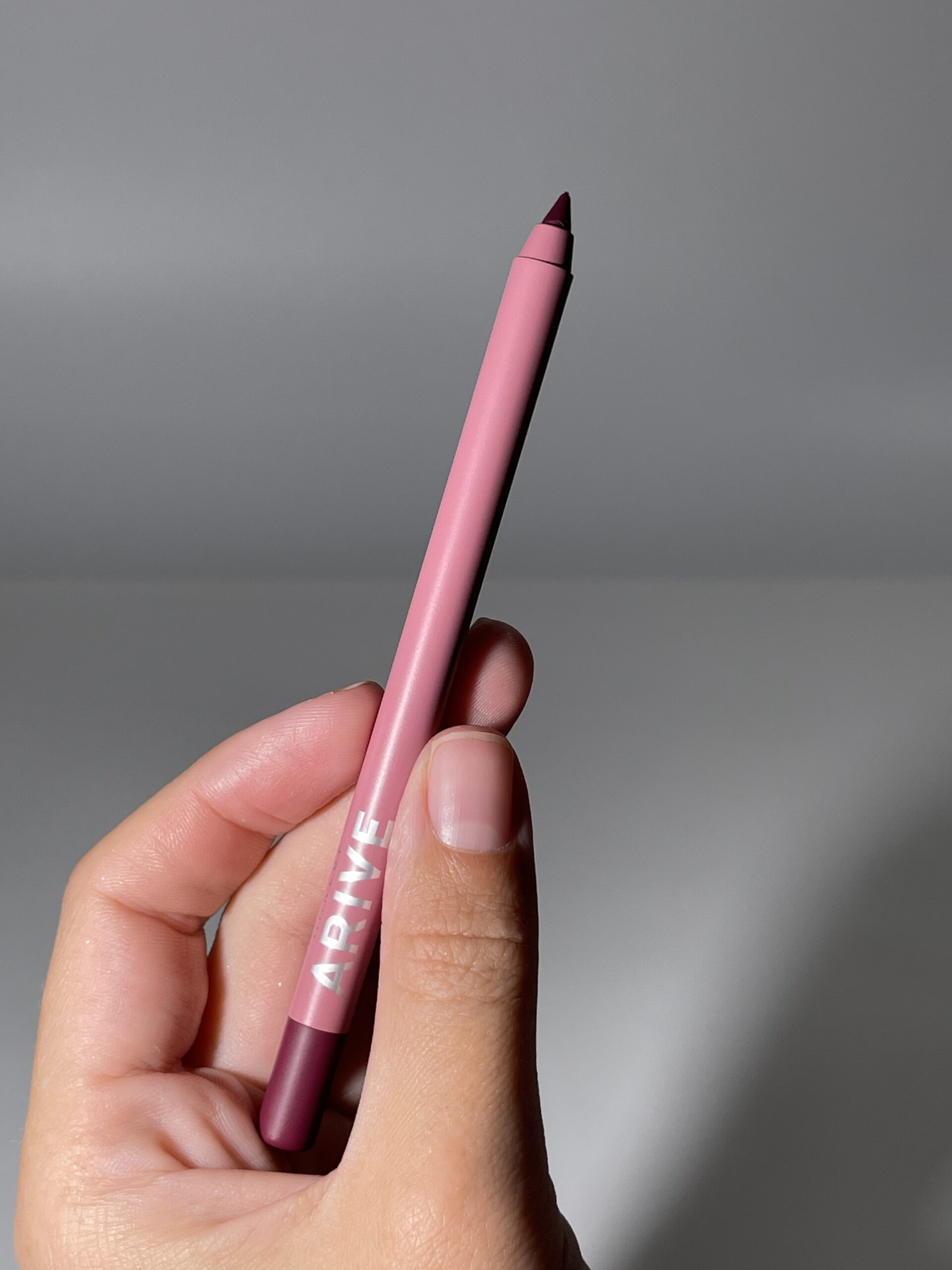 

Стойкий карандаш для губ Arive Makeup Long Lasting Lip Pencil [09 Pomegranate] 1,4g