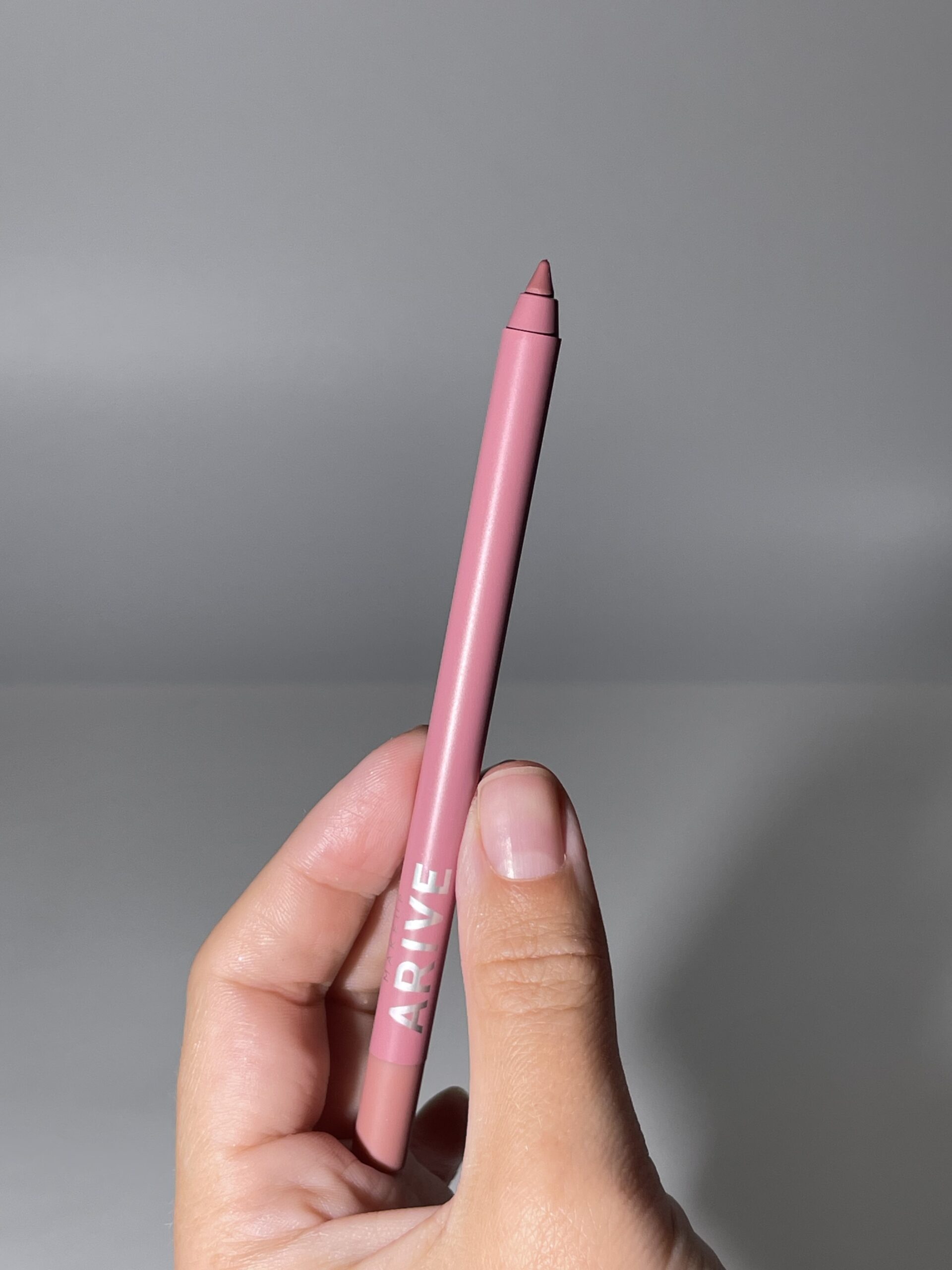 

Стойкий карандаш для губ Arive makeup Long Lasting Lip Pencil [02 Peony Petal] 1,4g