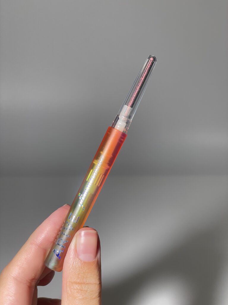 Стойкий карандаш-хамелеон для глаз Arive makeup Glimmerverse Fairy Wand Multichrome Eye [01 Swamp Rose] 0,2g