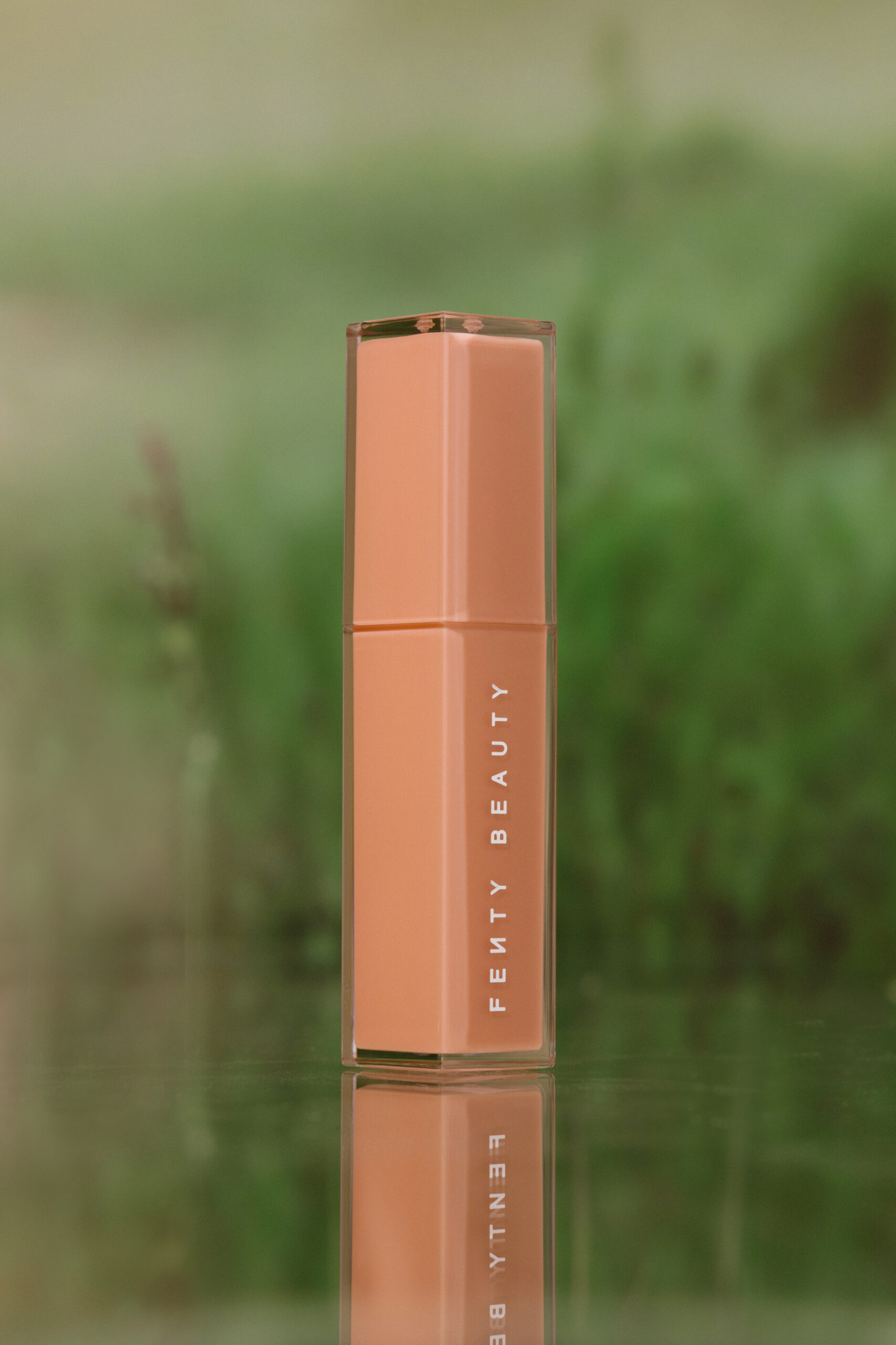 

Сияющая помада Fenty Beauty Gloss Bomb Stix High-Shine Gloss Stick [Fenty Glow] 3,6g