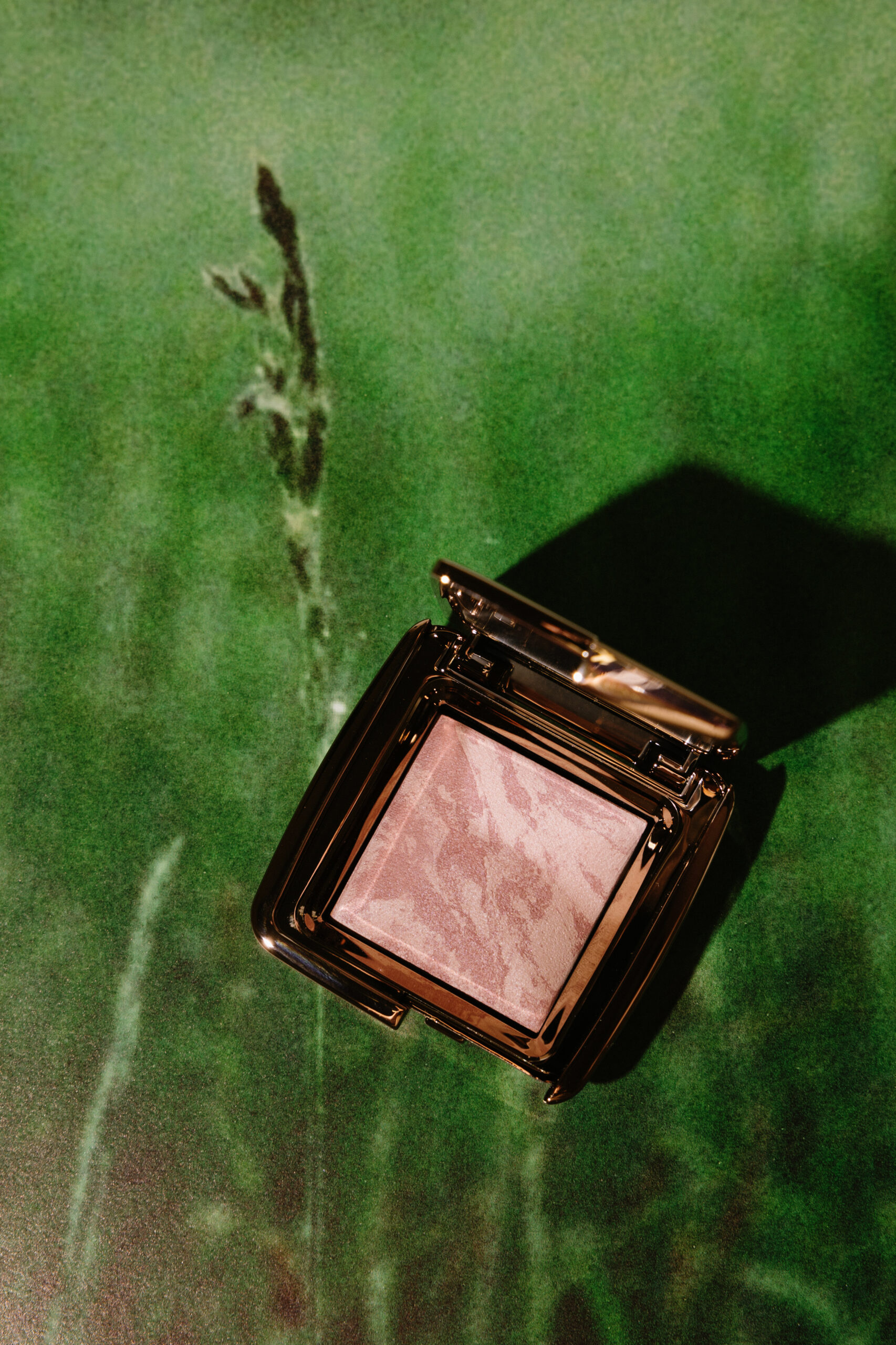 

Сияющие румяна HOURGLASS Ambient Lighting Blush [Mood Exposure] 1,3g