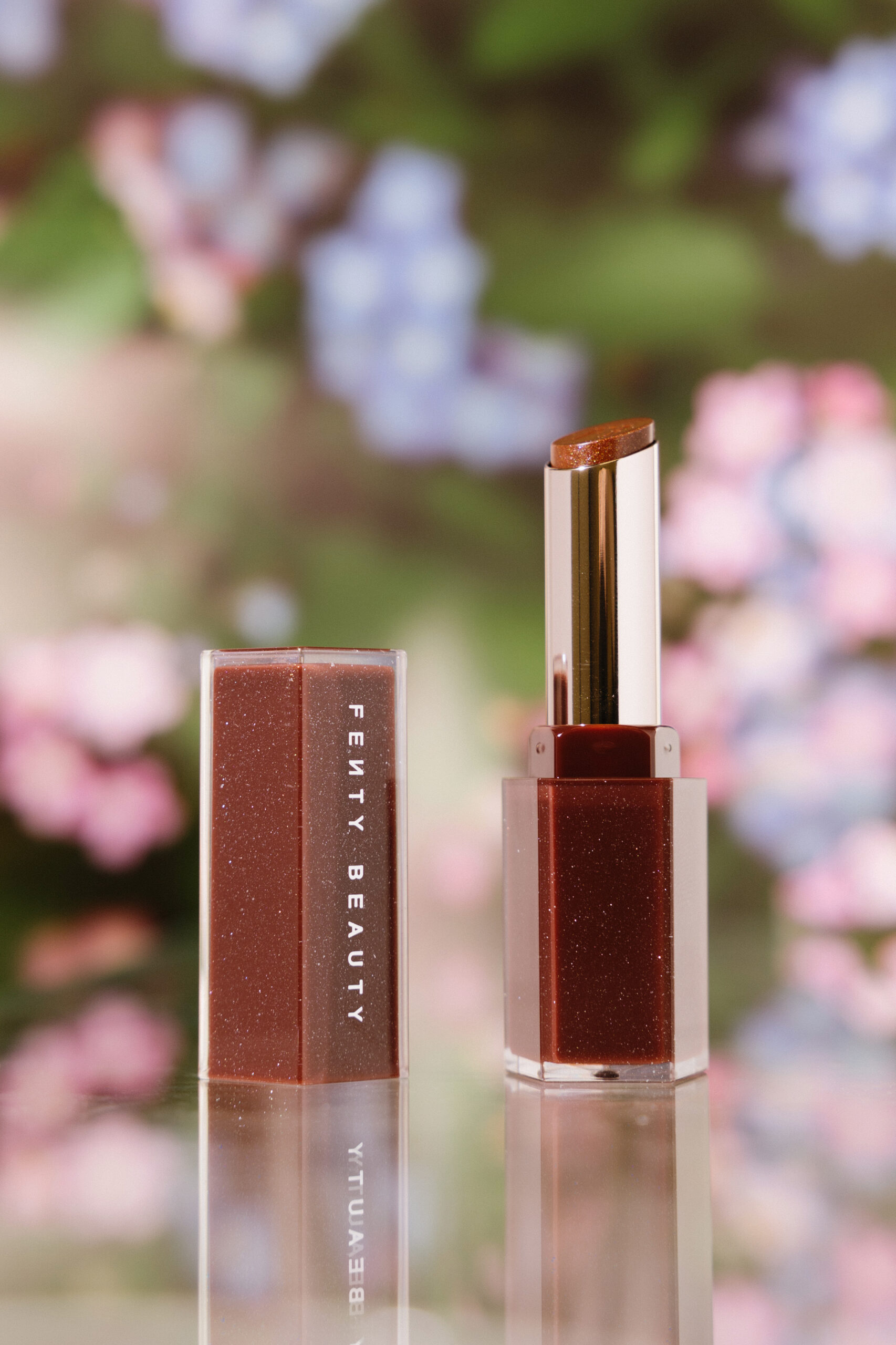 

Мерцающая помада Fenty Beauty Gloss Bomb Stix High-Shine Gloss Stick [Shimmering Hot Chocolit] 3,6g
