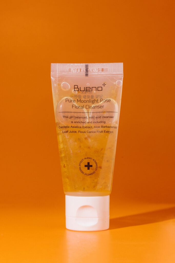 Успокаивающее и очиющее средство с лепестками роз для умывания Bueno Pure Moonlight Rose Floral Cleanser 30ml