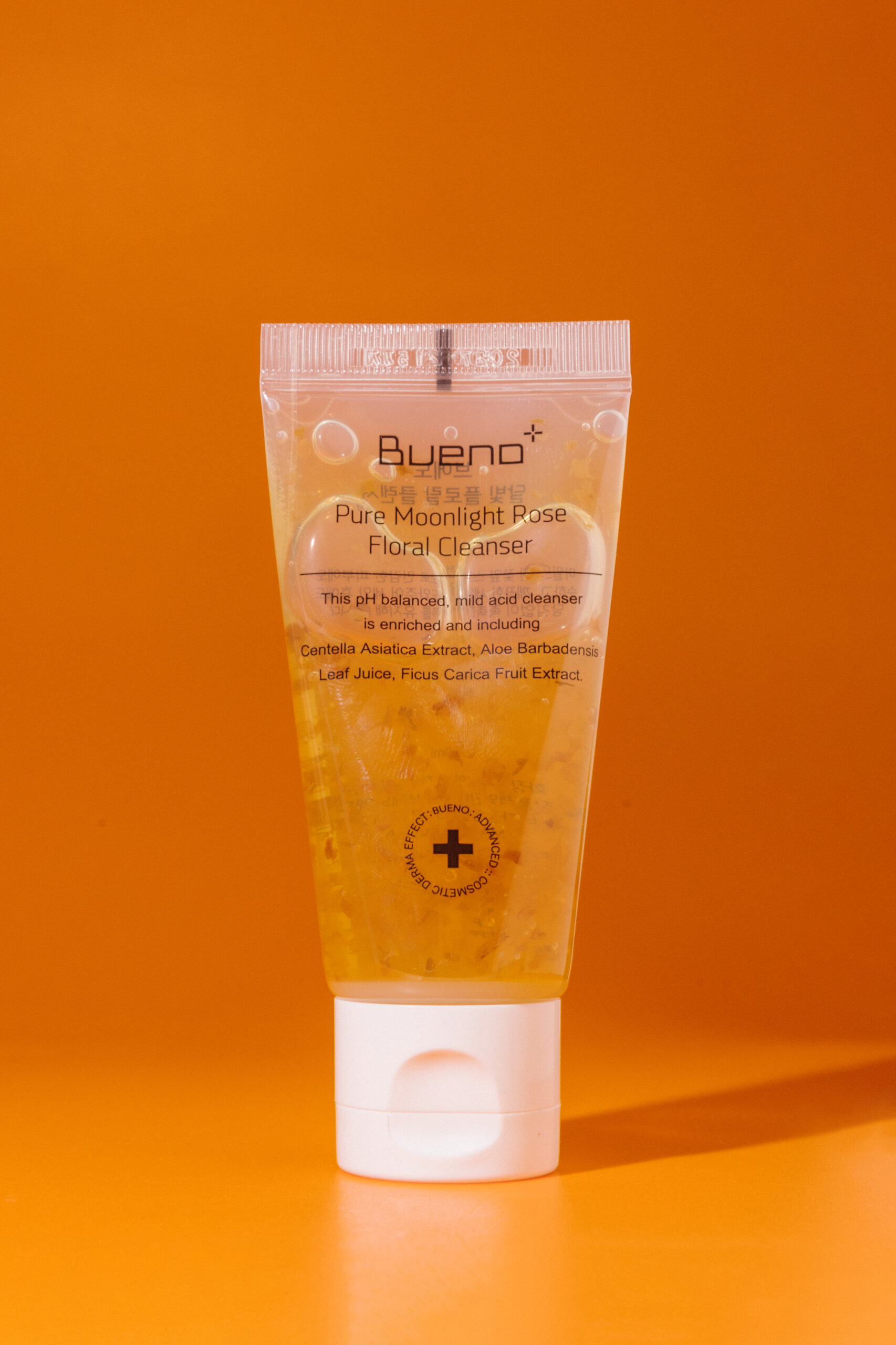 

Успокаивающее и очиющее средство с лепестками роз для умывания Bueno Pure Moonlight Rose Floral Cleanser 30ml